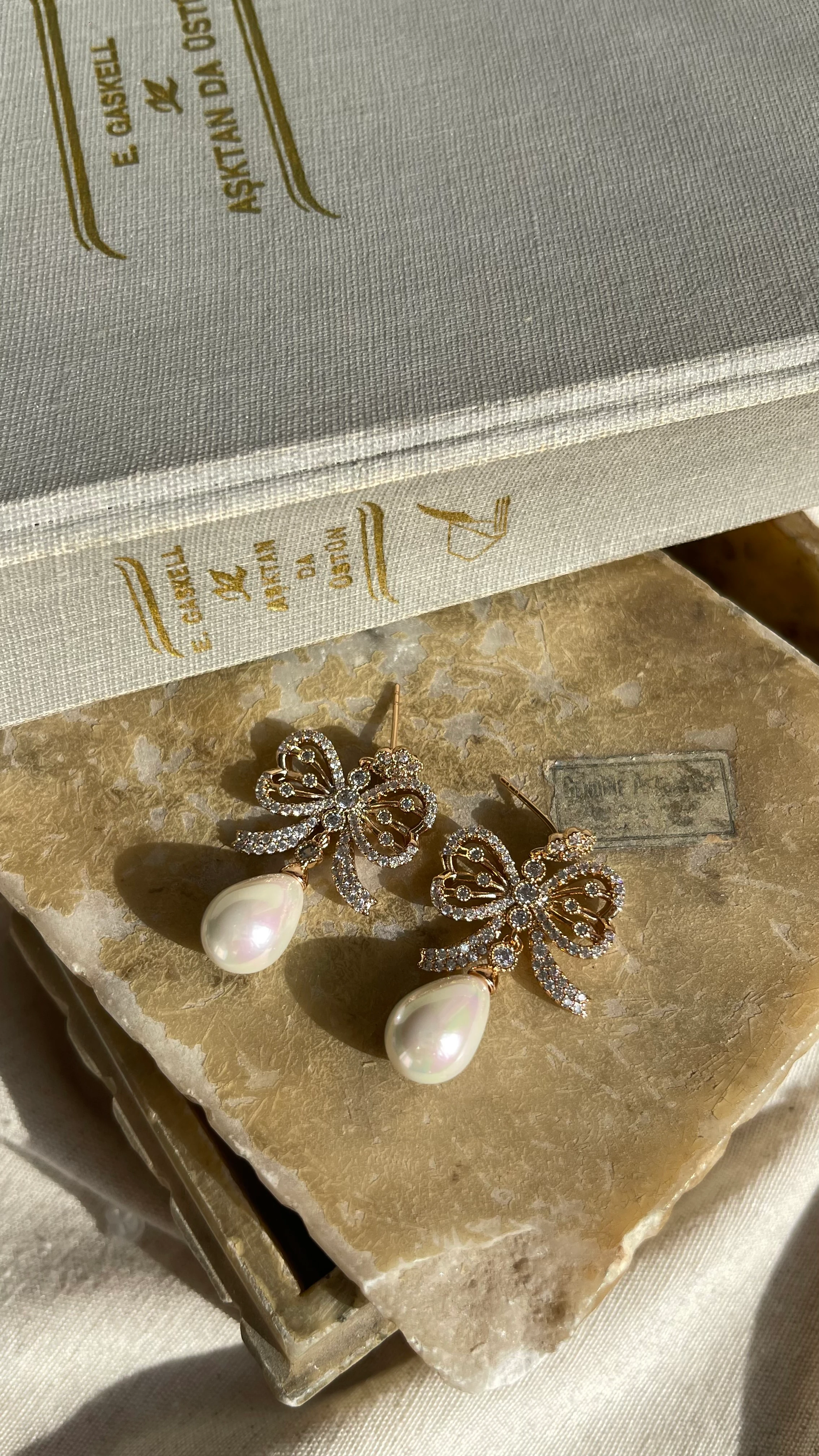 İNCİ DETAY SALLANTILI TAŞLI ŞIK XUPİNG KÜPE