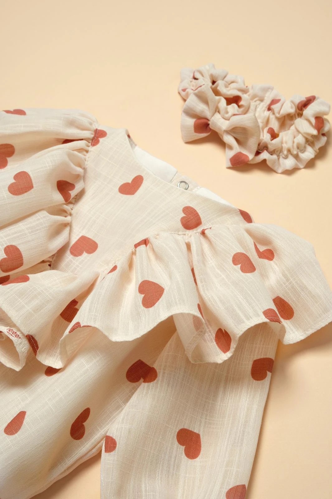 Kız Bebek Tarçın Kalpli Fırfırlı Keten Romper Bandana Set