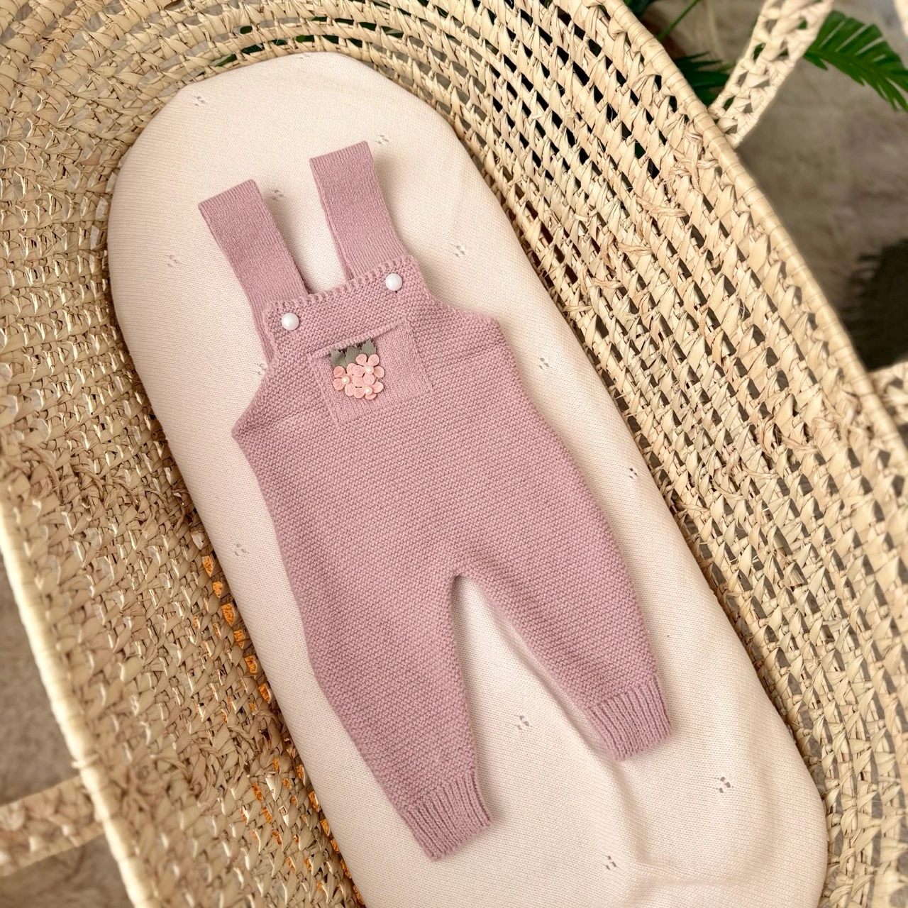 Kız Bebek Gül Kurusu Yünlü Örme Çiçekli Salopetli İnci Hırkalı Takım