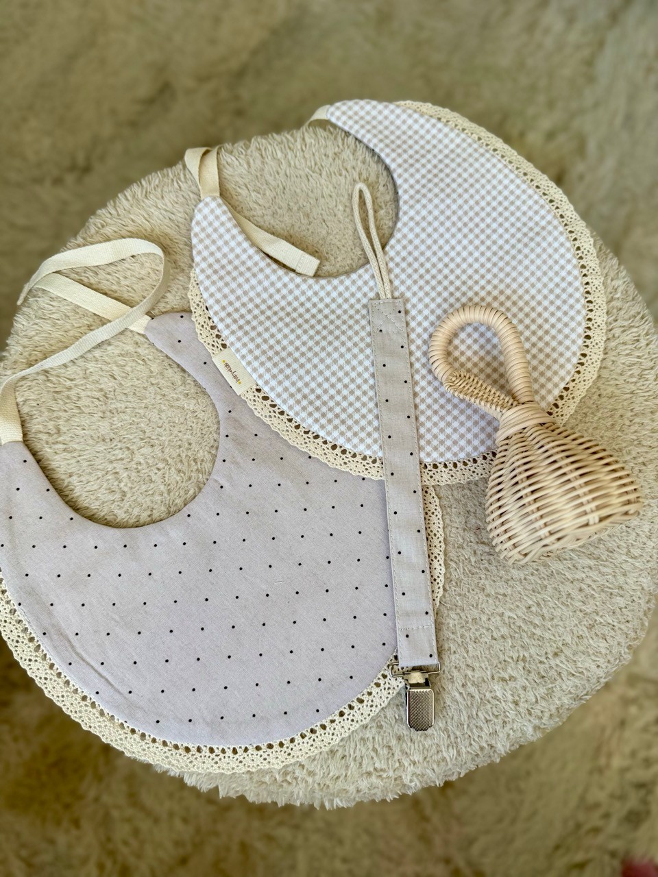 Unisex Puantiye Desenli Çift Taraflı Su Geçirmez Önlük - Rattan Çıngırak ve Emzik Askısı Seti
