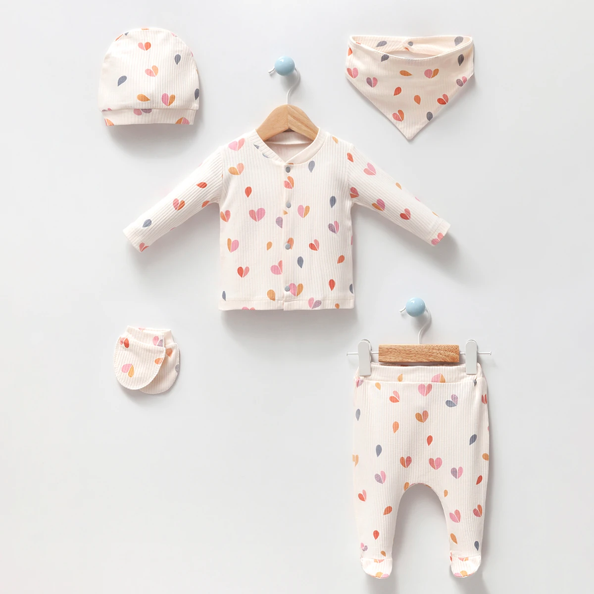 Kız Bebek 0-3 Ay %100 Pamuk Renkli Kalp Desenli 5li Hastane Çıkışı Set