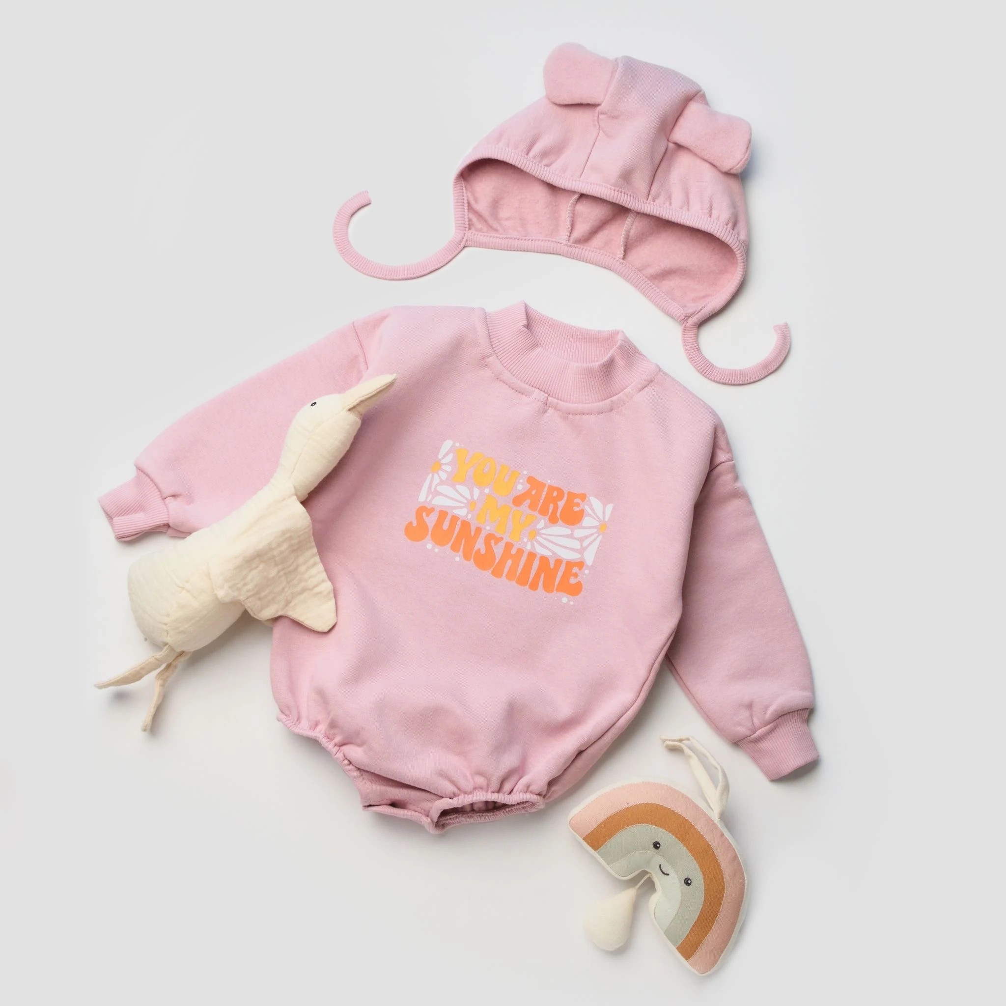 Kız Bebek Pembe Sunshine Baskılı 3 İplik Alttan Çıtçıtlı Kulaklı Şapka ve Romper Set
