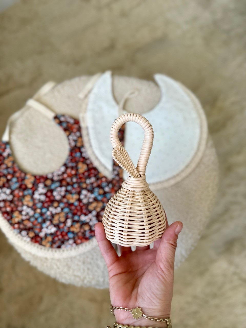 Kız Bebek Çıtır Çiçekli Çift Taraflı Su Geçirmez Önlük - Rattan Çıngırak ve Emzik Askısı Seti