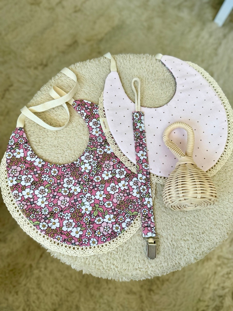 Kız Bebek Çiçek Desenli Çift Taraflı Su Geçirmez Önlük - Rattan Çıngırak ve Emzik Askısı Seti