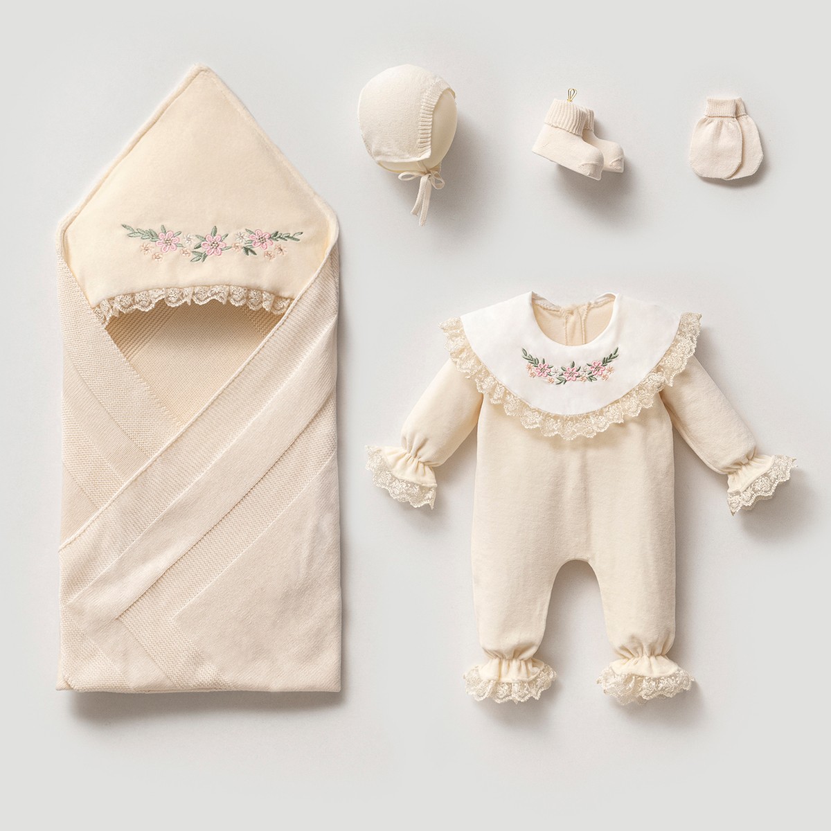 Kız Bebek 0-3 Ay Premium Krem Çiçek Nakışlı Kadife 5li Set 