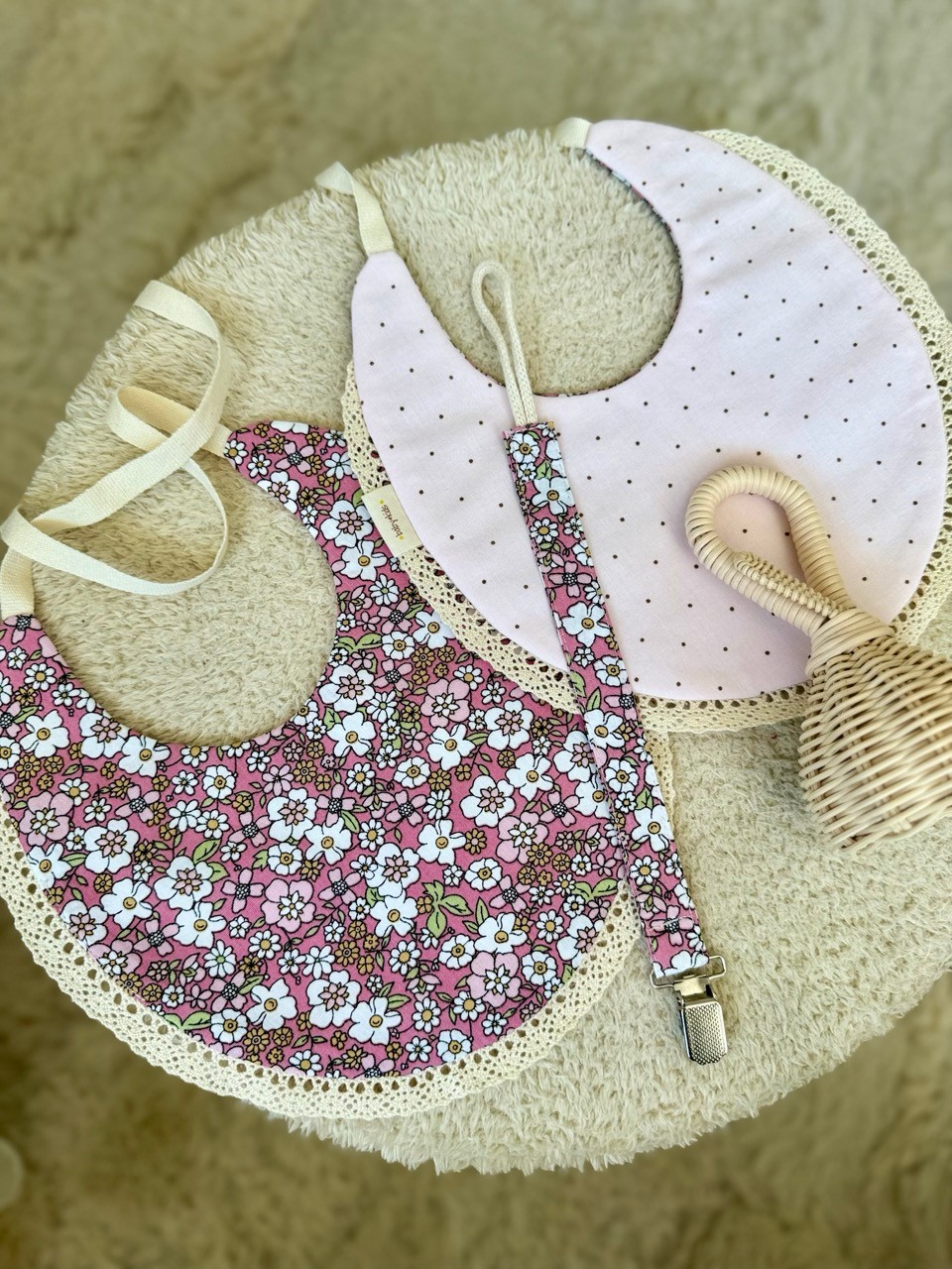 Kız Bebek Çiçek Desenli Çift Taraflı Su Geçirmez Önlük - Rattan Çıngırak ve Emzik Askısı Seti