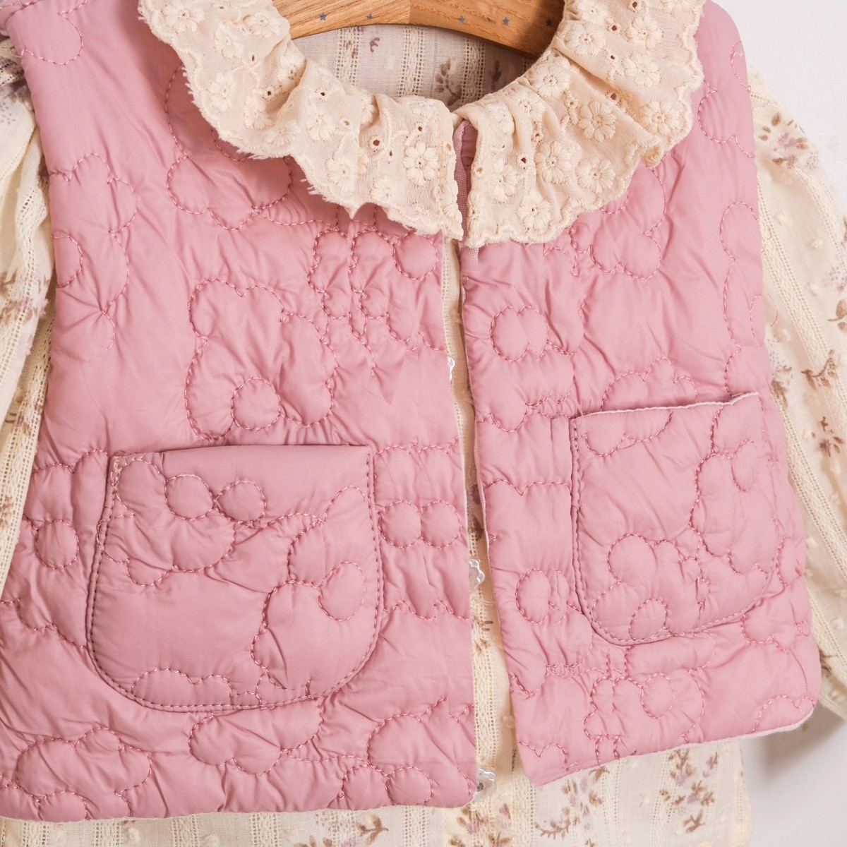 Kız Bebek Premium Yakalı Çıtır Çiçekli Gömlek, Kapitone Yelek ve Pantolon Takım