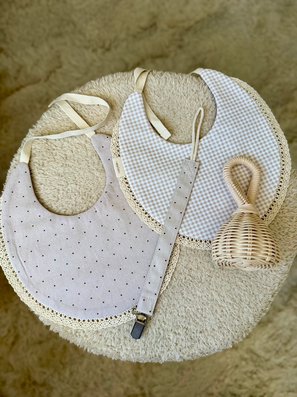 Unisex Puantiye Desenli Çift Taraflı Su Geçirmez Önlük - Rattan Çıngırak ve Emzik Askısı Seti