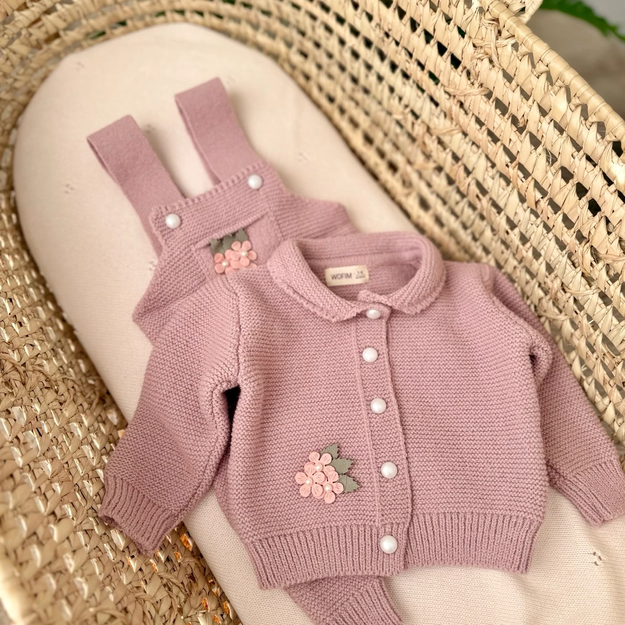 Kız Bebek Gül Kurusu Yünlü Örme Çiçekli Salopetli İnci Hırkalı Takım