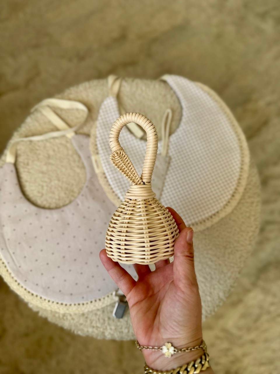 Unisex Puantiye Desenli Çift Taraflı Su Geçirmez Önlük - Rattan Çıngırak ve Emzik Askısı Seti