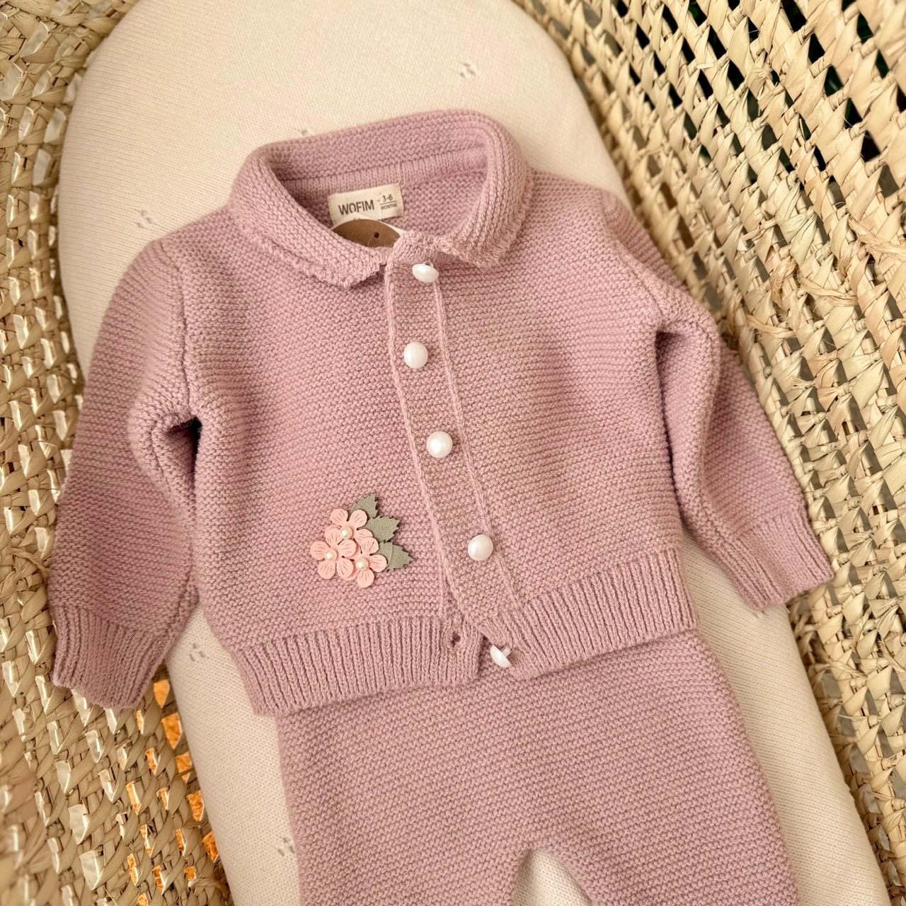 Kız Bebek Gül Kurusu Yünlü Örme Çiçekli Salopetli İnci Hırkalı Takım