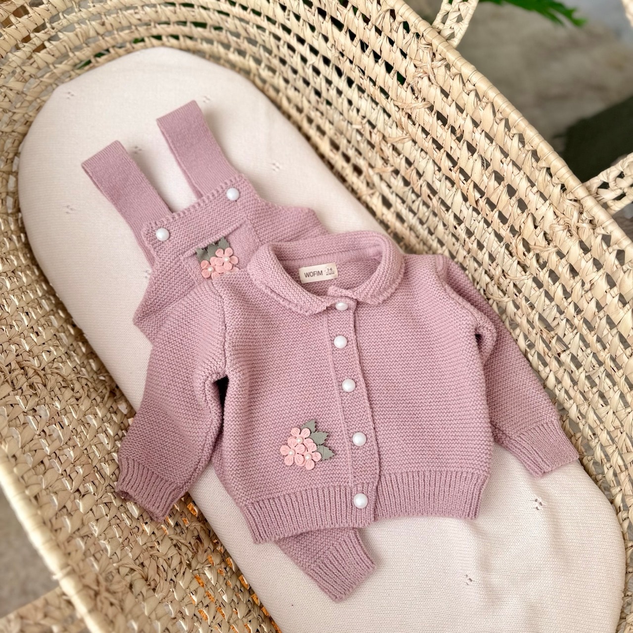 Kız Bebek Gül Kurusu Yünlü Örme Çiçekli Salopetli İnci Hırkalı Takım