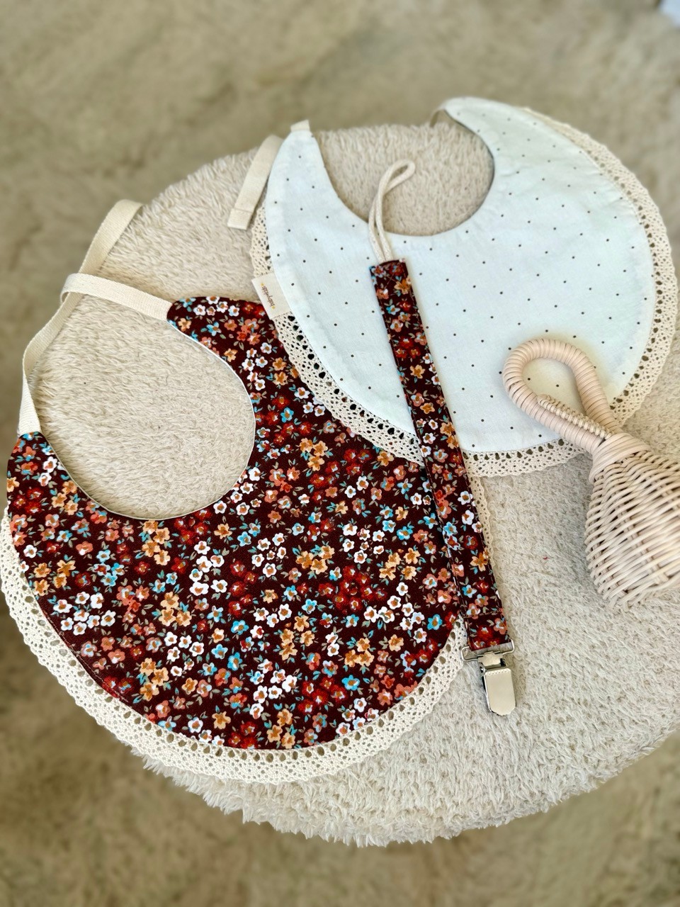 Kız Bebek Çıtır Çiçekli Çift Taraflı Su Geçirmez Önlük - Rattan Çıngırak ve Emzik Askısı Seti