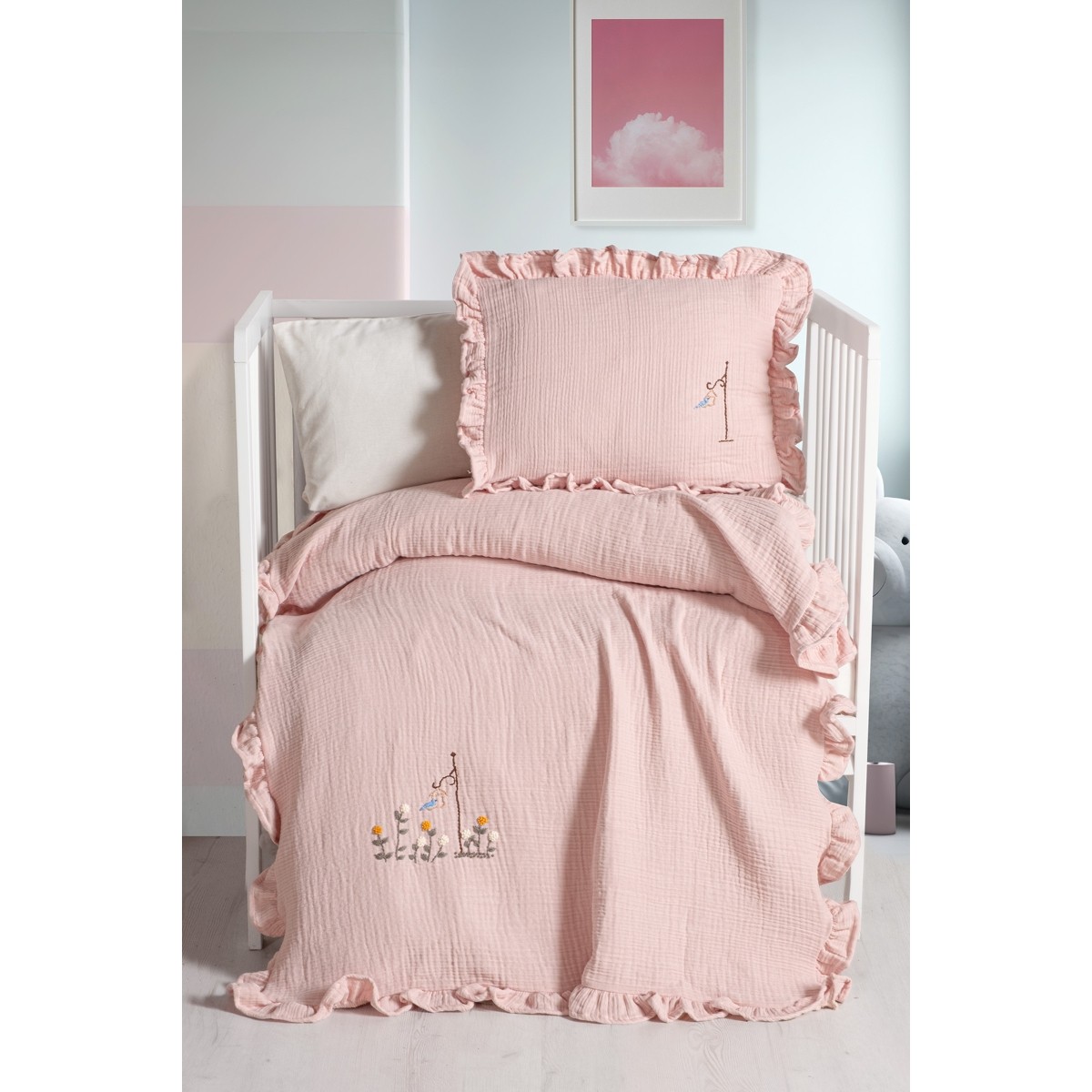 Kız Bebek Pudra %100 Organik Pamuk 4 Kat Fırfırlı Çiçek Nakışlı Müslin Pike Takımı (90*110 CM Nakışlı Fırfırlı Müslin Örtü  120*160 CM Çarşaf 35*45 CM Müslin Nakışlı Fırfırlı Yastık Kılıfı 35*45 CM STD YASTIK KILIFI )