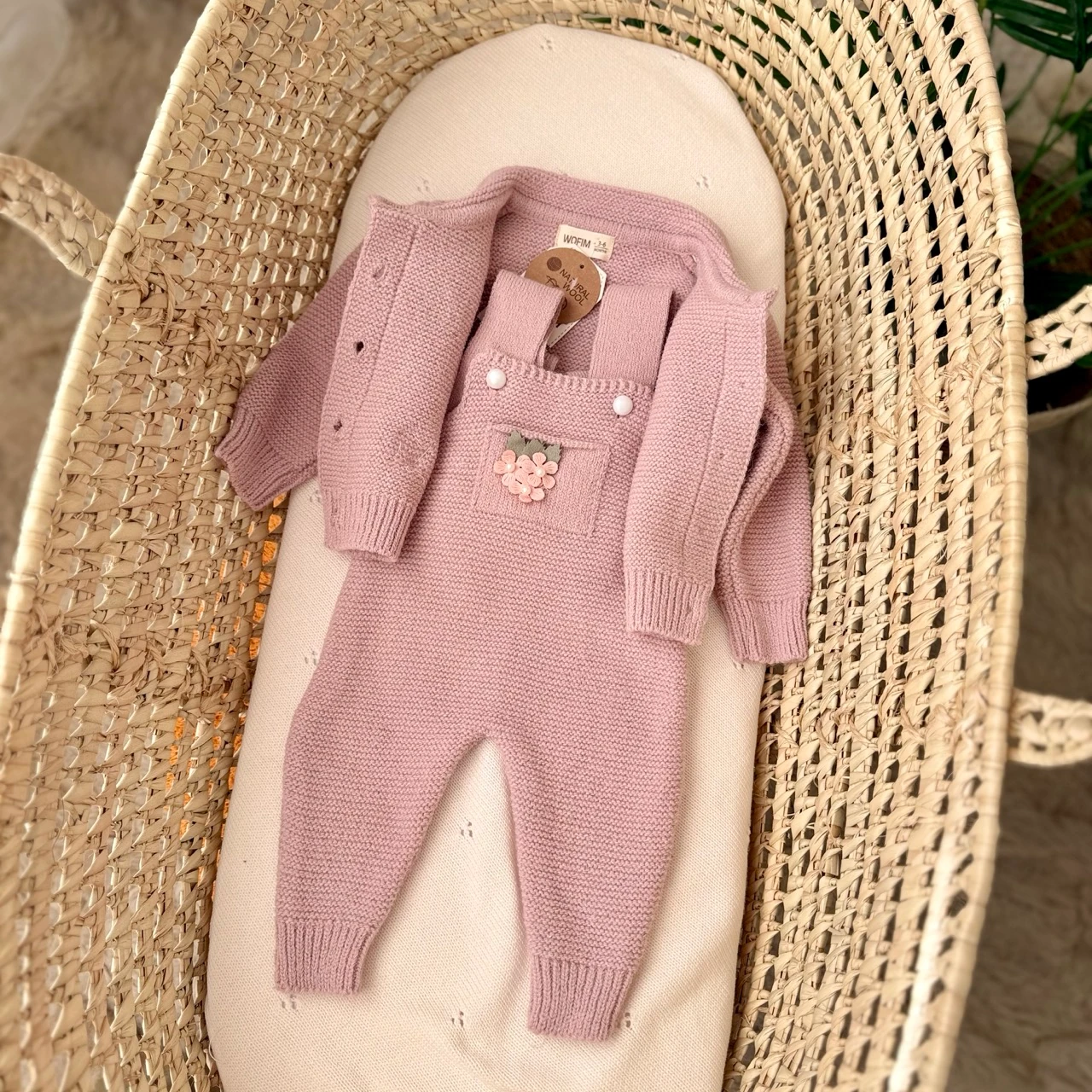 Kız Bebek Gül Kurusu Yünlü Örme Çiçekli Salopetli İnci Hırkalı Takım