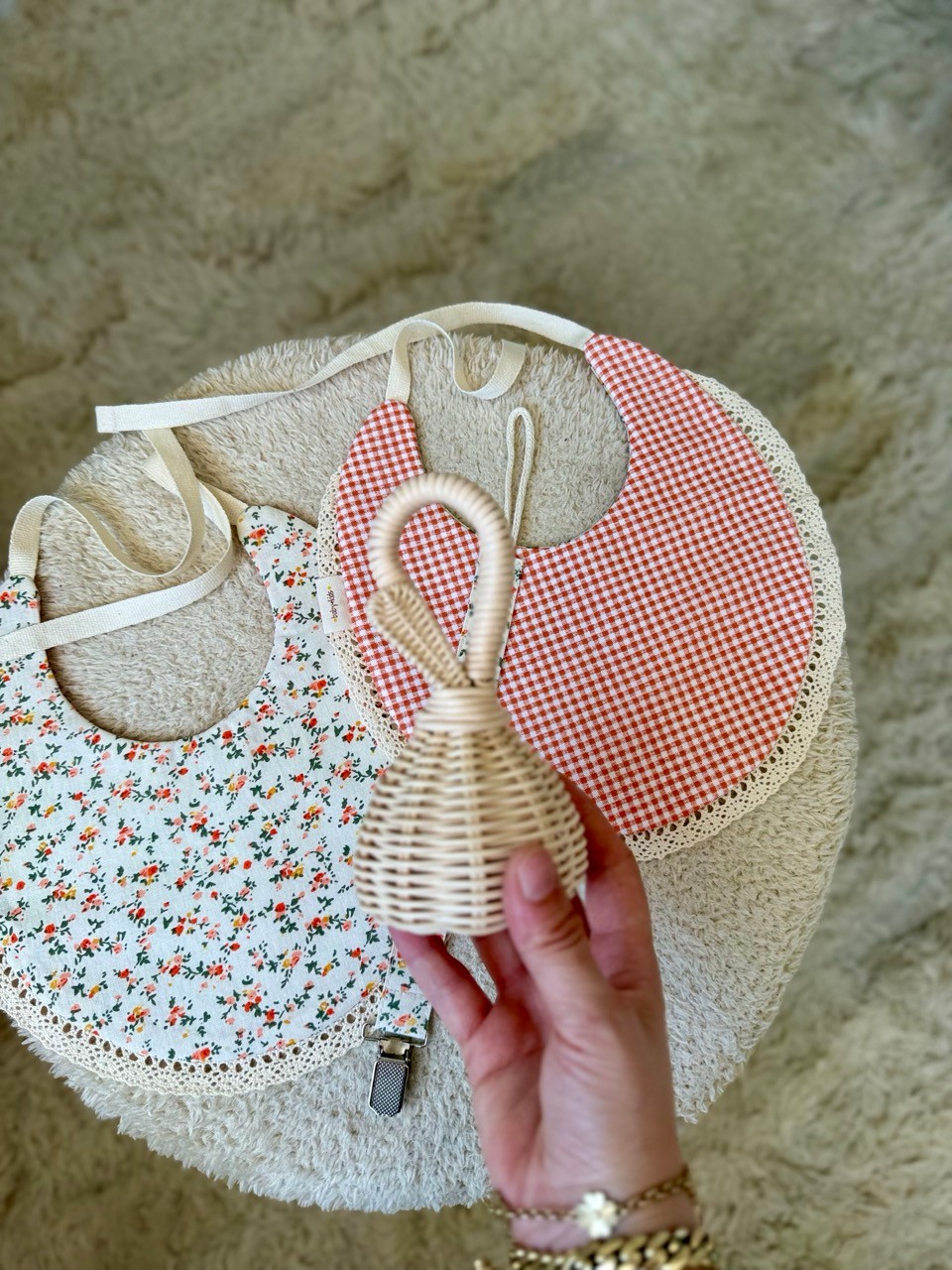 Kız Bebek Renkli Çiçek Desenli Çift Taraflı Su Geçirmez Önlük - Rattan Çıngırak ve Emzik Askısı Seti