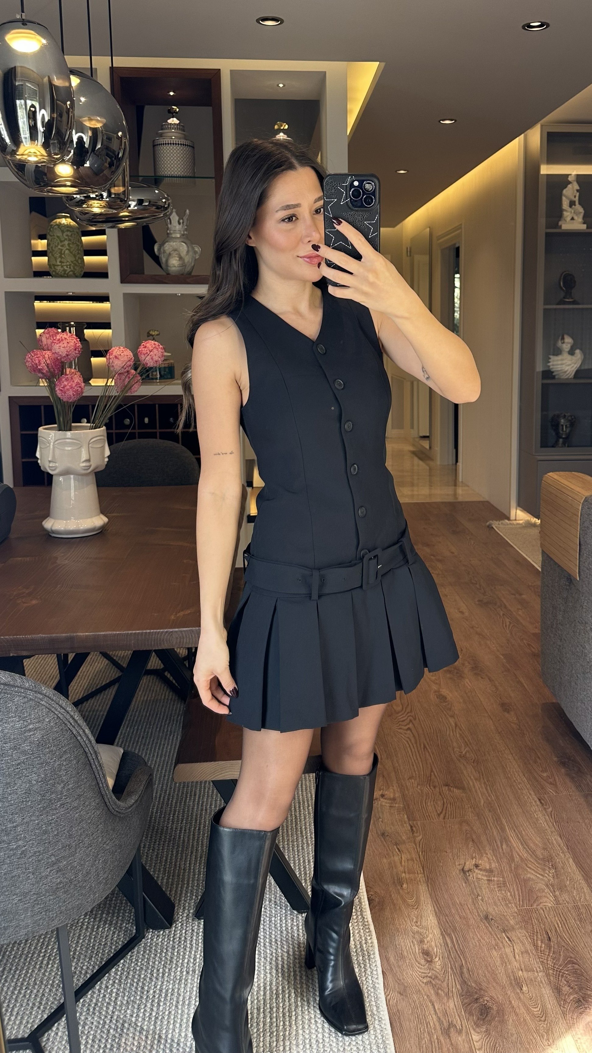 Pileli Kemerli Siyah Elbise 