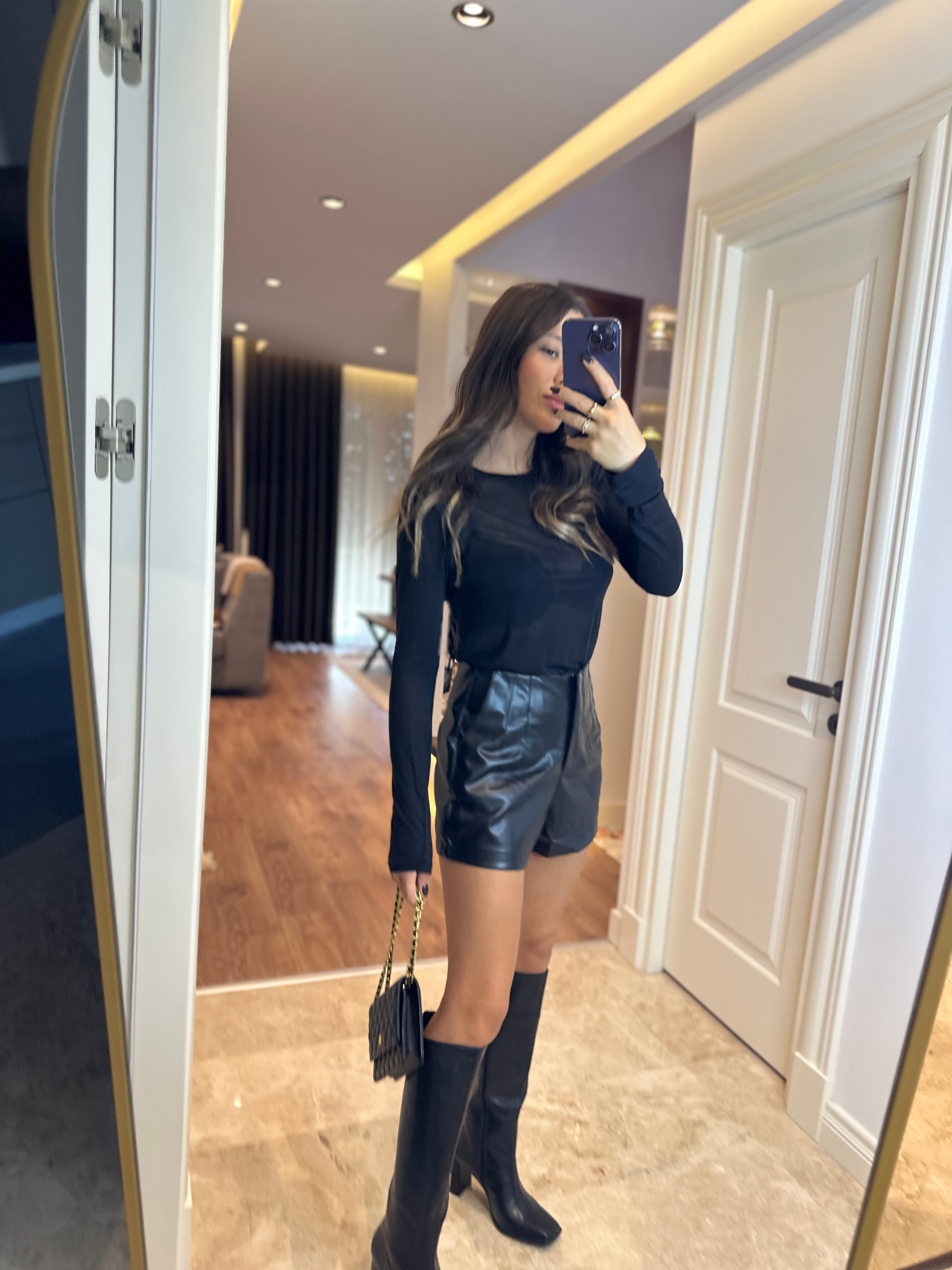 Siyah Deri Mini Şort