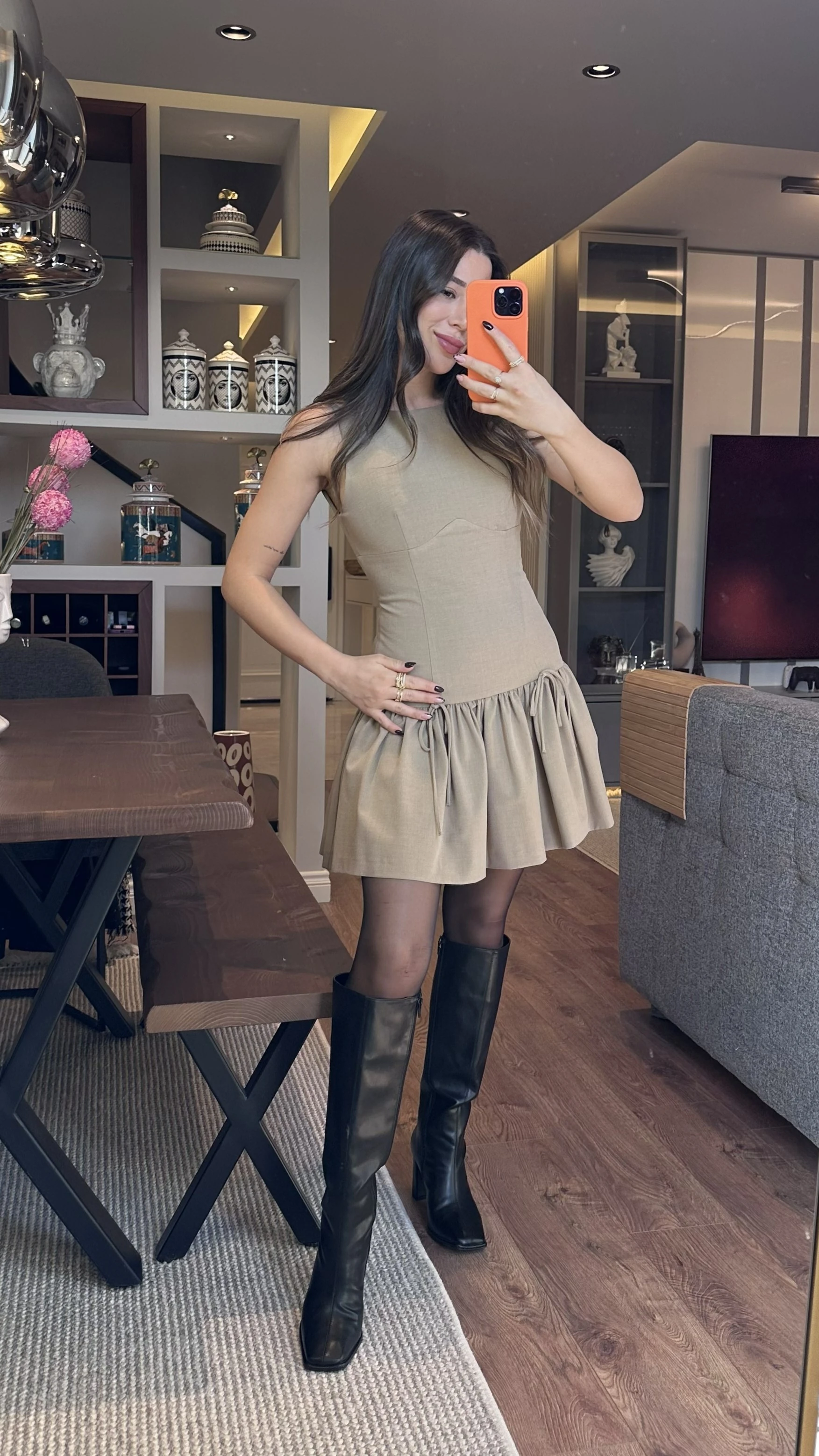 Fiyonklu Kısa Elbise Taş Rengi 