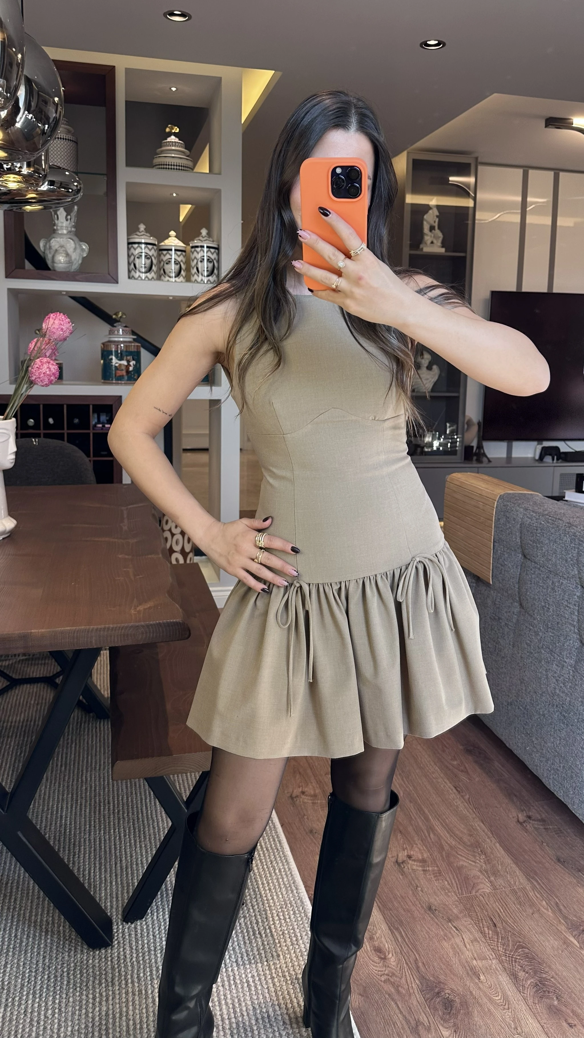 Fiyonklu Kısa Elbise Taş Rengi 