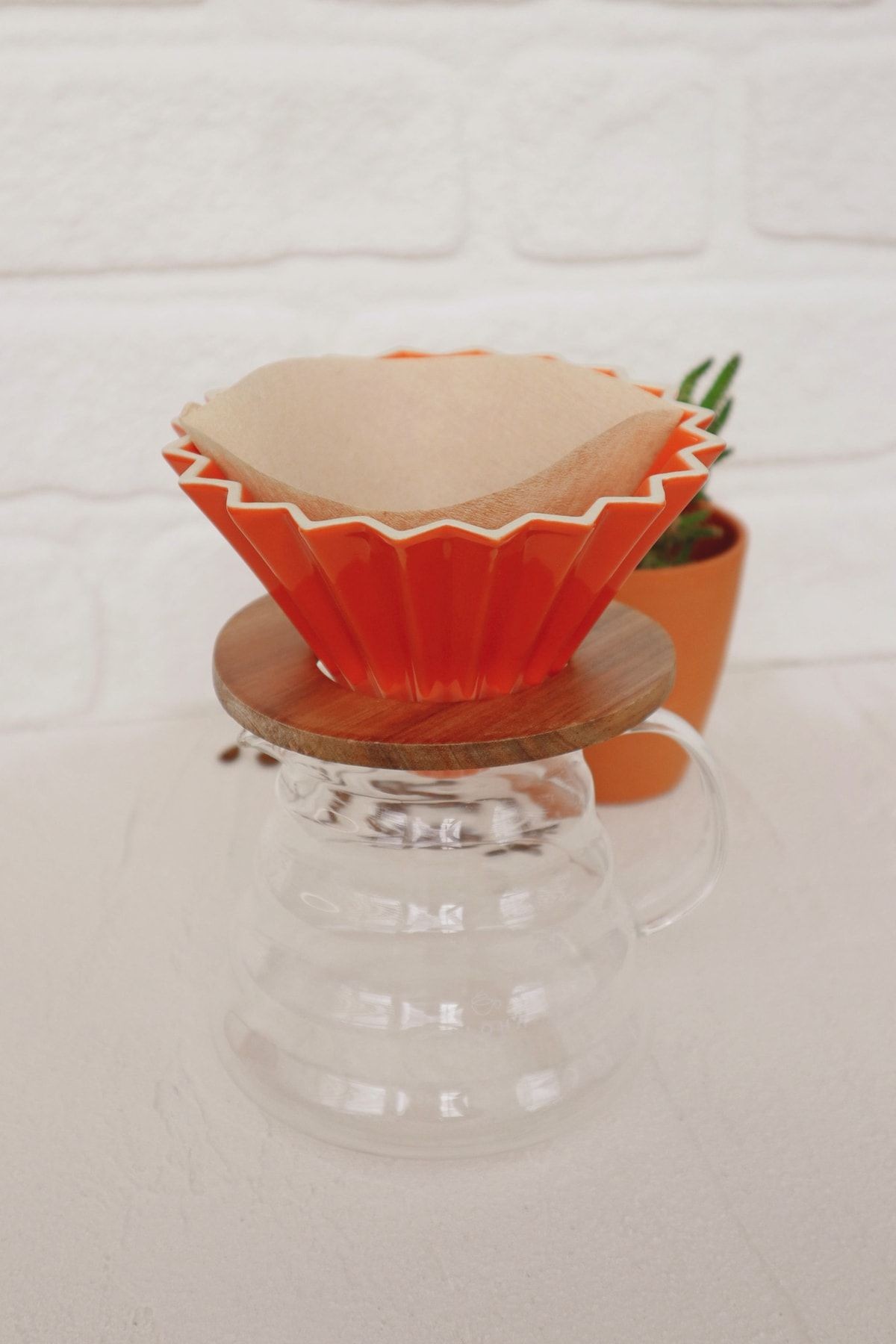 V60 Ahşap Standlı Dripper - Turuncu