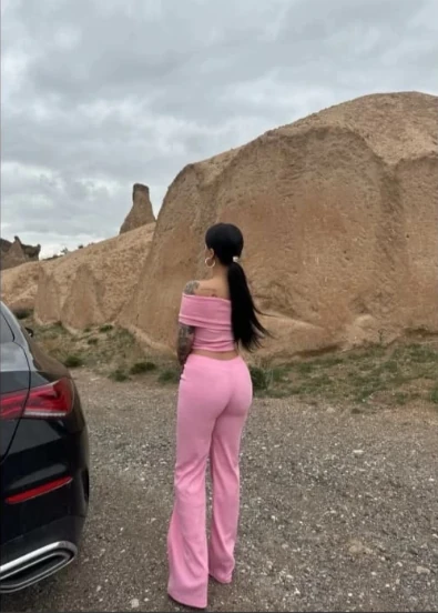 Madonna yaka bol paça pantolonlu takım