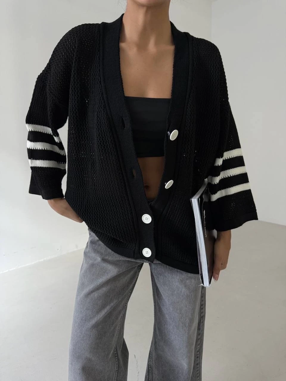 Büyük düğmeli salaş triko hırka siyah beyaz