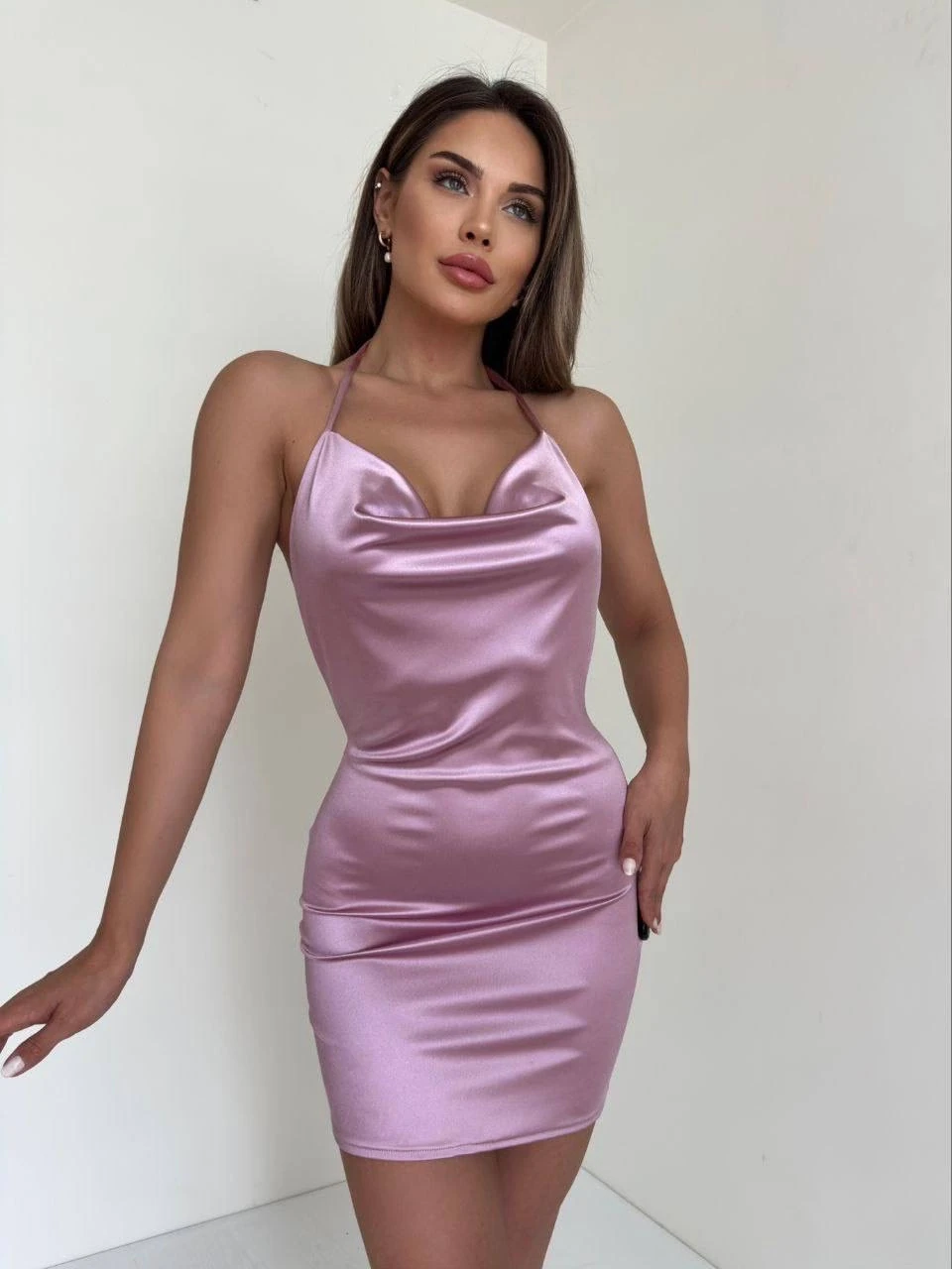 Kadın boyundan ince askılı elbise