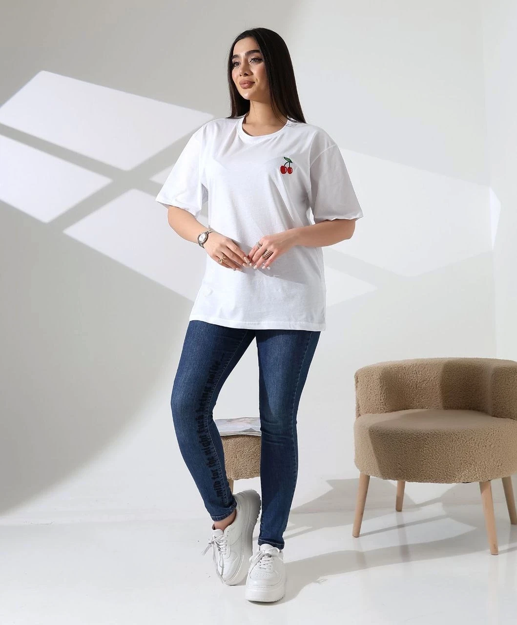 Kiraz işlemeli tişört