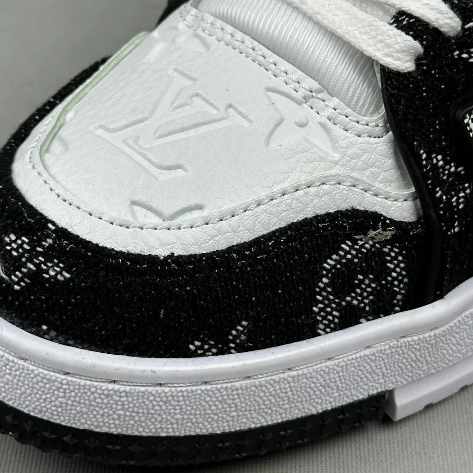 Louis Vuitton Train Black white