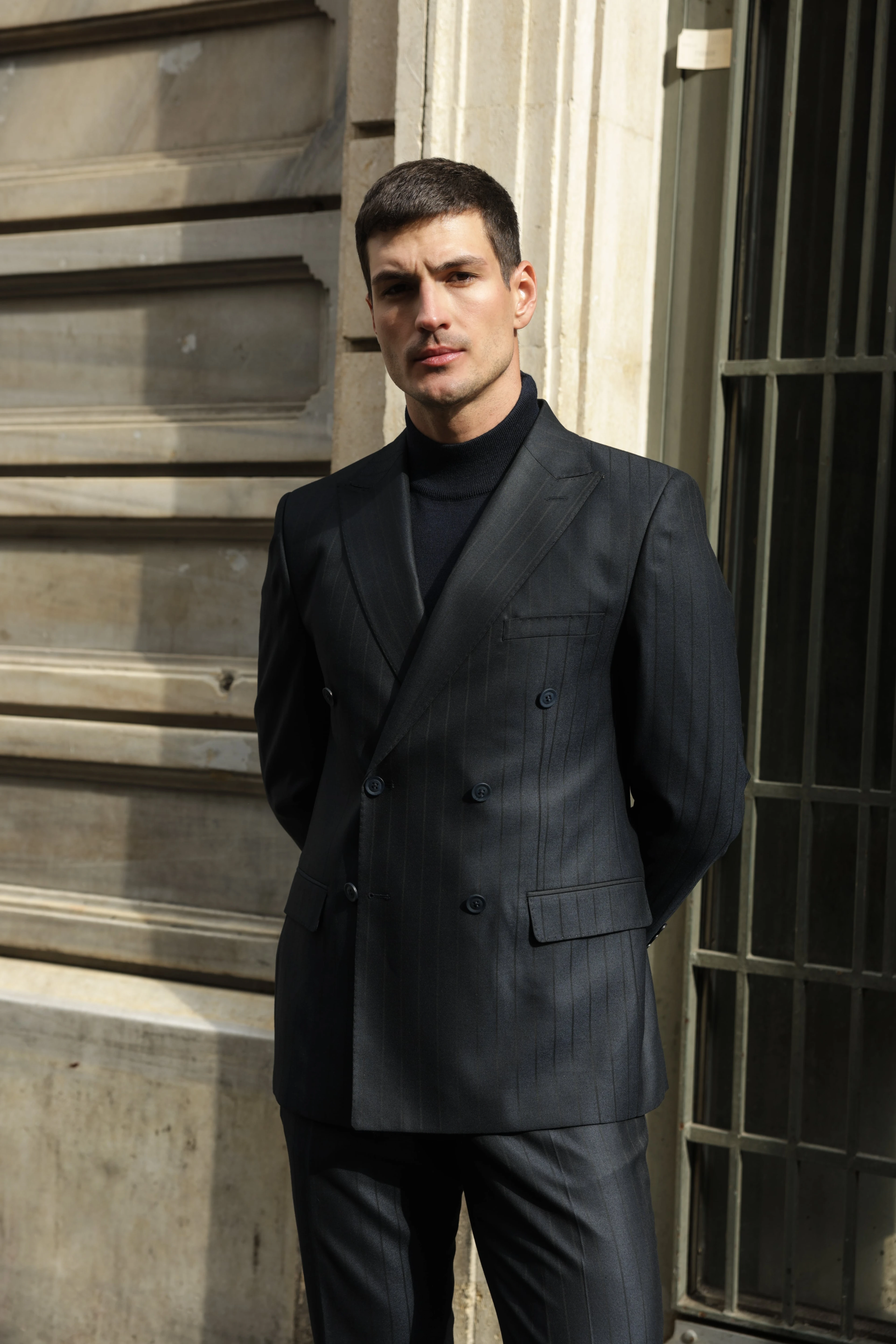 Erkek Koyu Lacivert Çizgili Kruvaze Takım Elbise