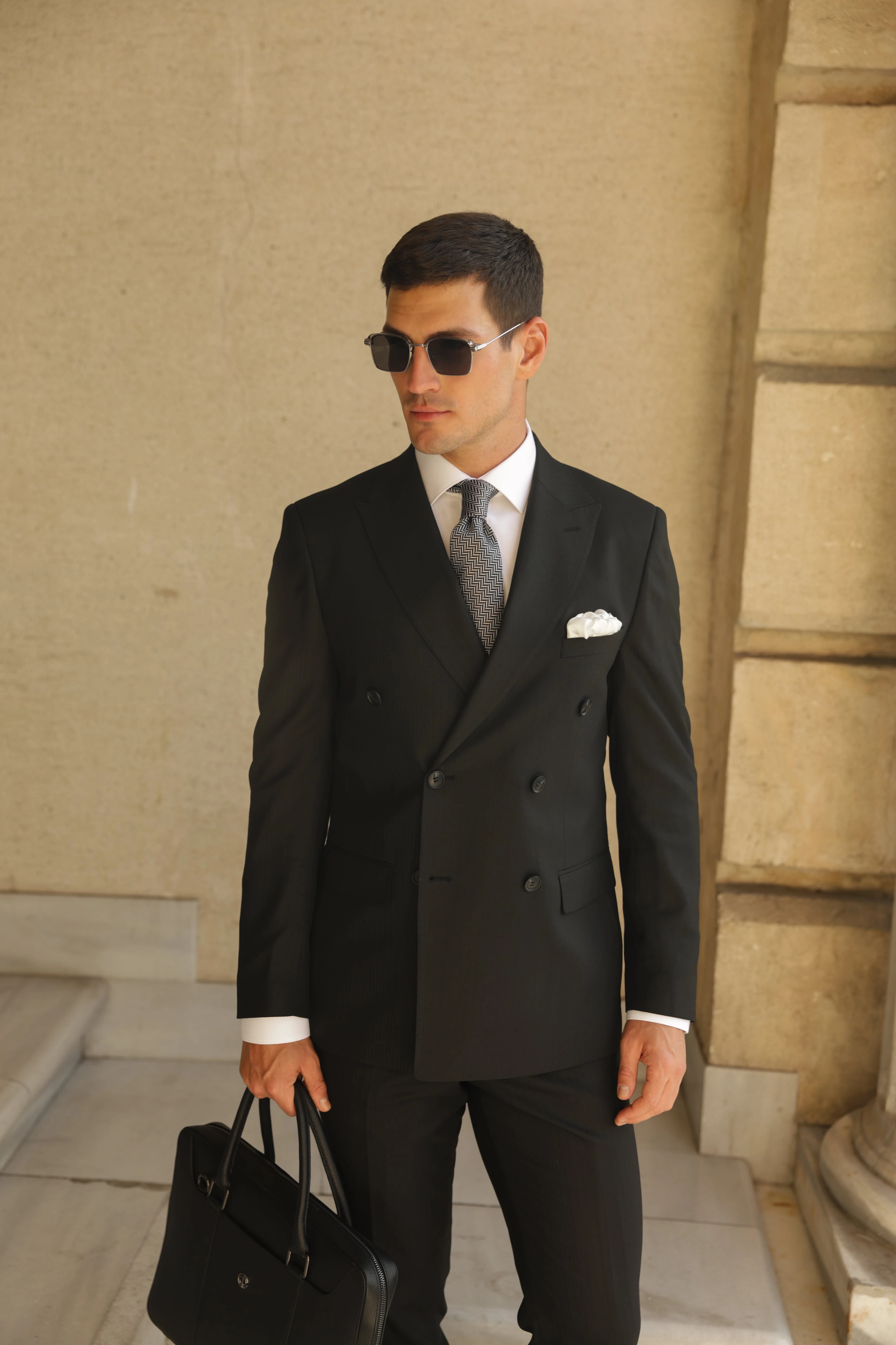 Erkek Siyah İnce Çizgili Kruvaze Takım Elbise