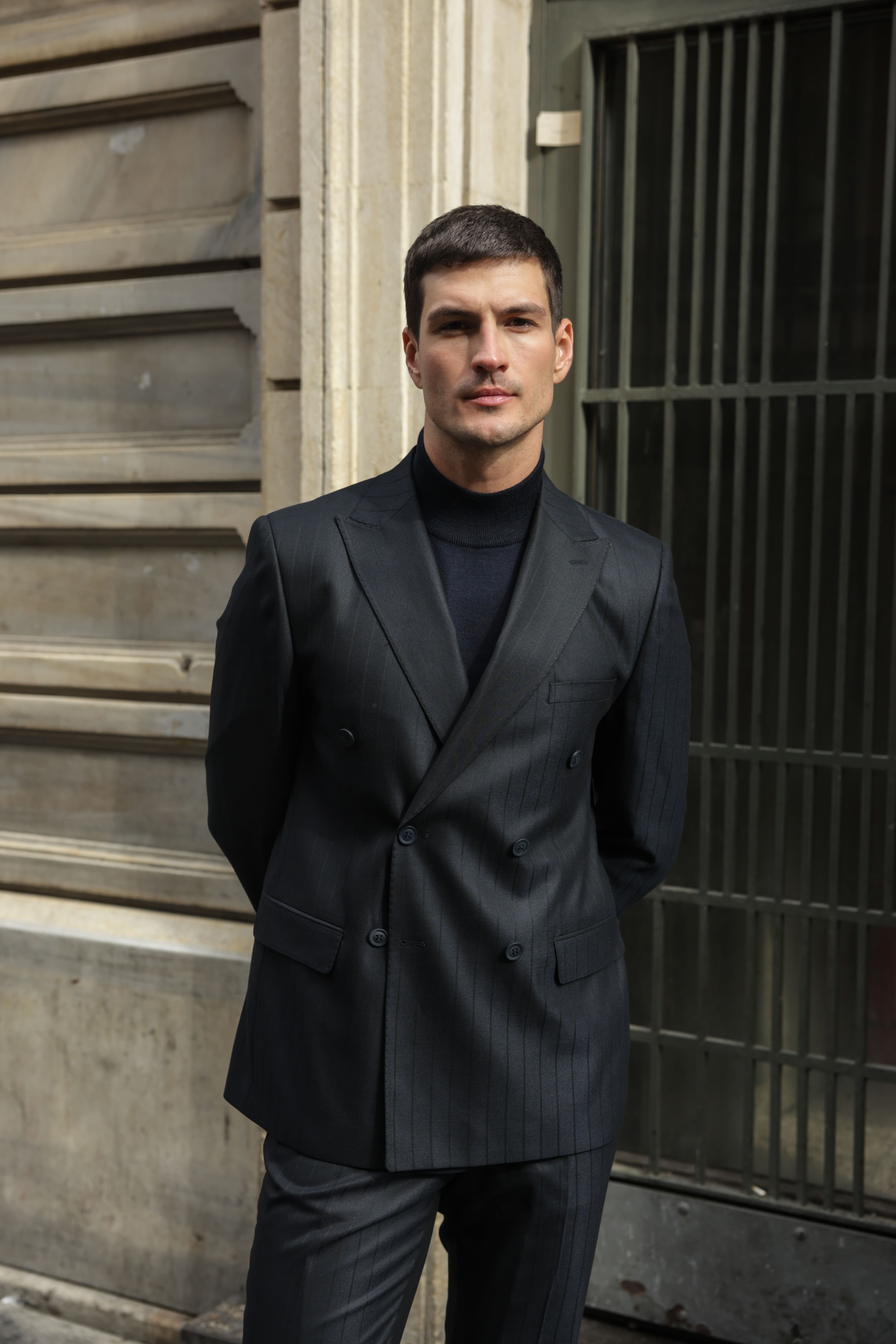 Erkek Koyu Lacivert Çizgili Kruvaze Takım Elbise