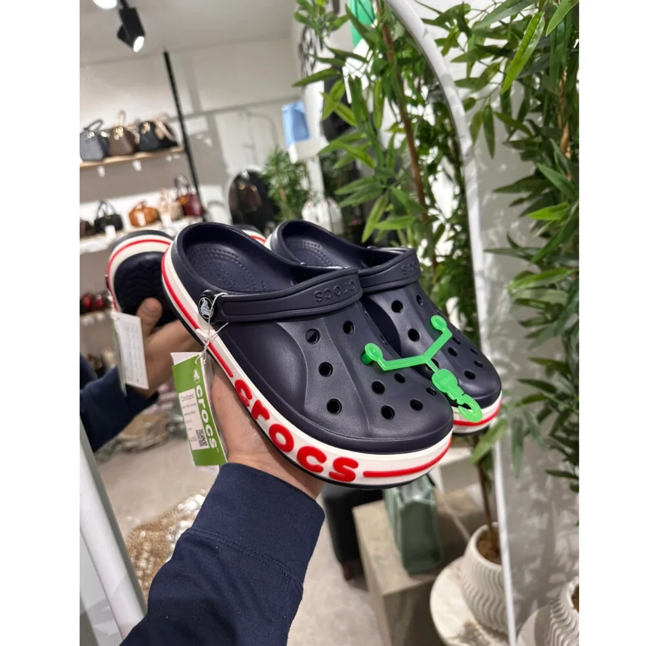 Crocs laci kırmızı şerit 