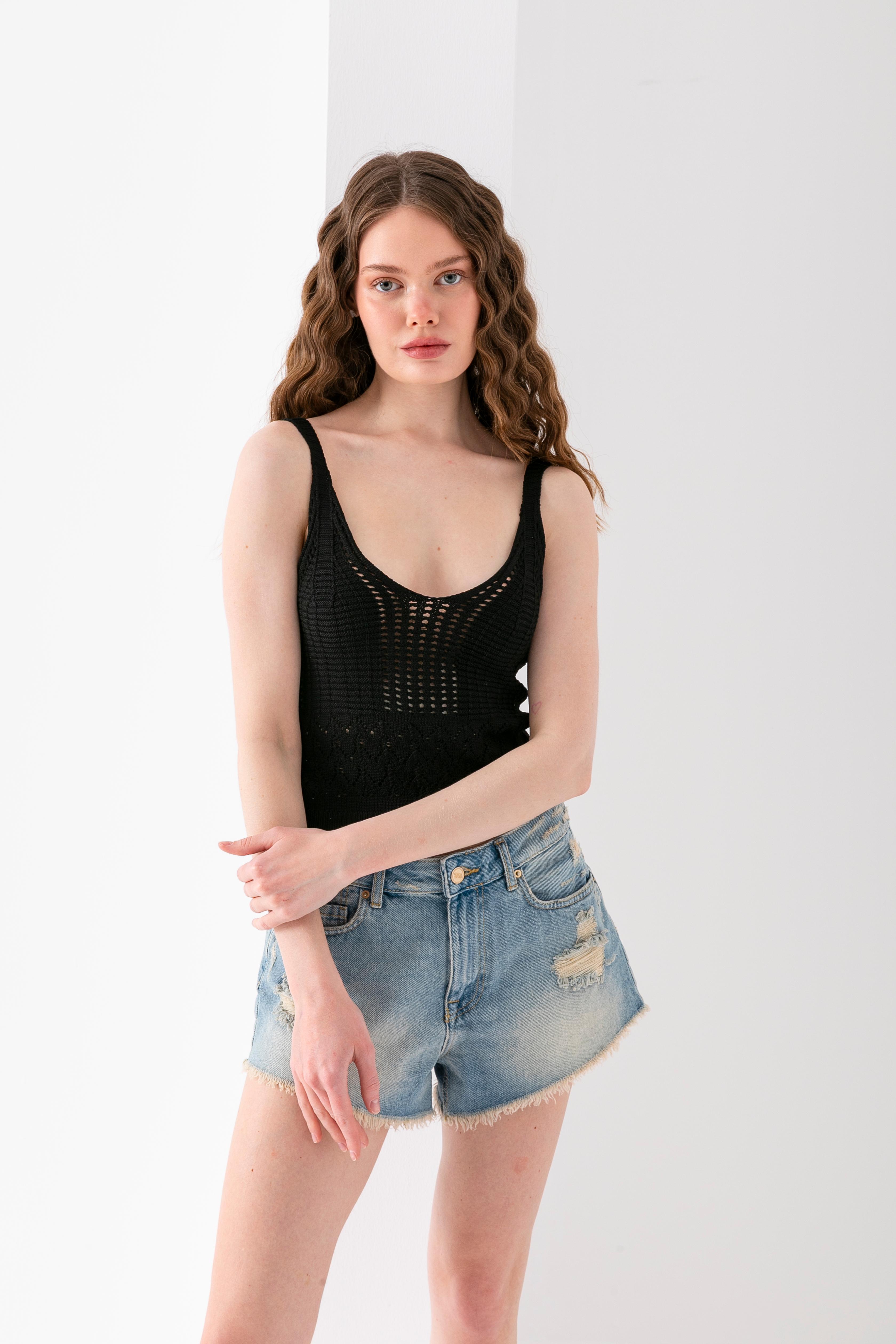 T-Crazy V Yaka Delikli Desen Askılı Şık Crop, Nefes Alabilir Dokuma Crop, Kısa Dokuma Bluz, Triko Crop Top.