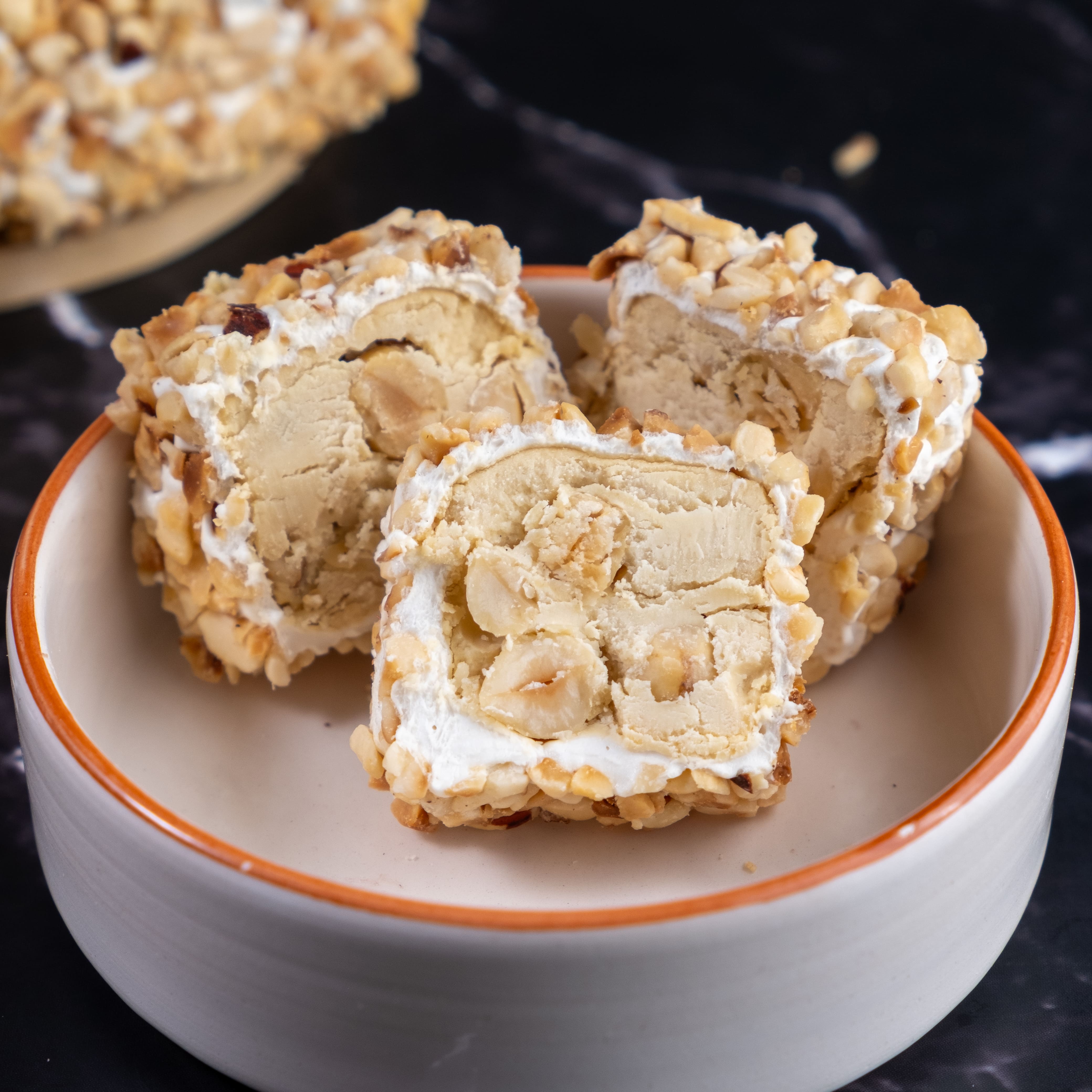 FINDIK PARÇACIKLI BEYAZ ÇİKOLATALI SARMA LOKUM