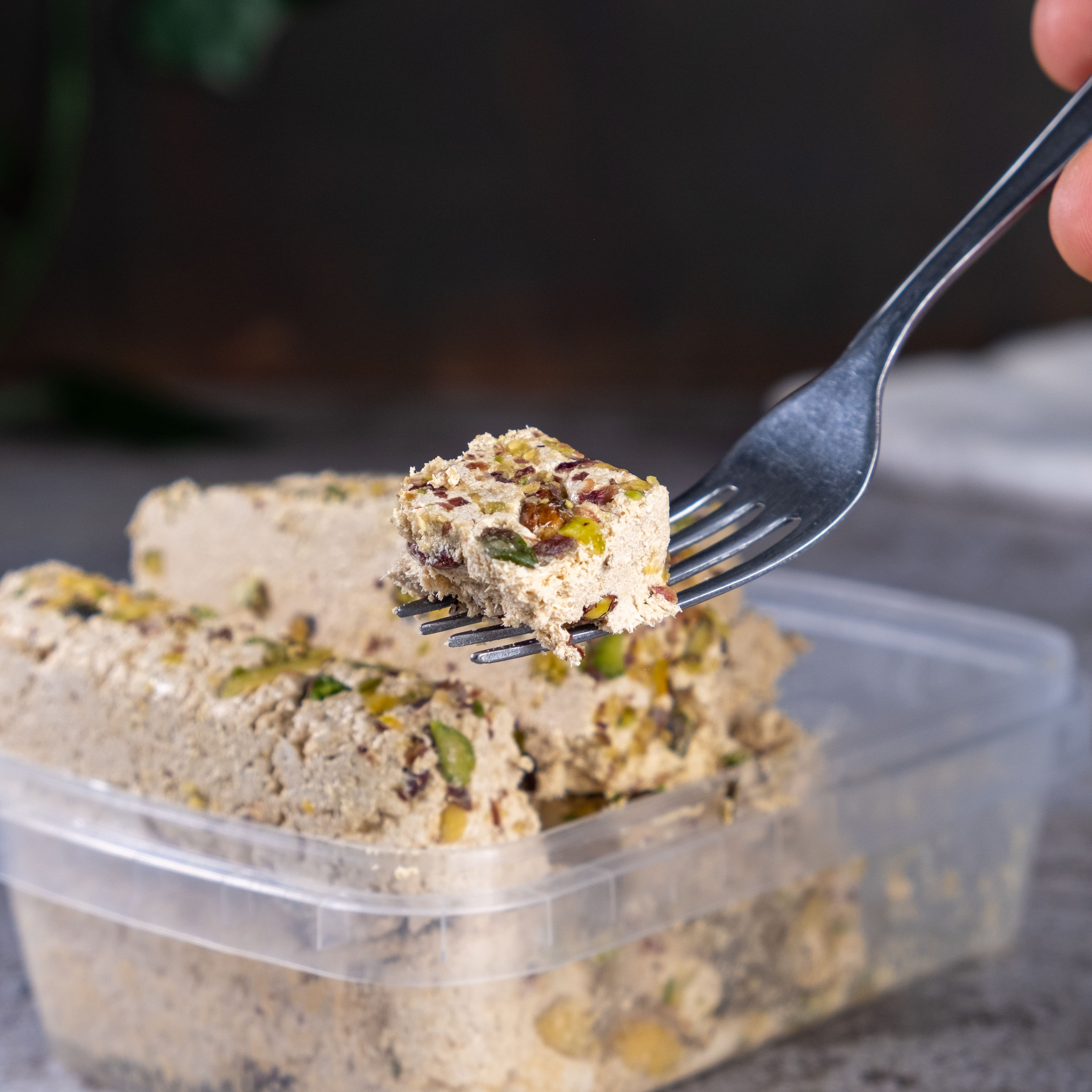 ŞEKERSİZ HURMA SUYUNDAN 400 GR FISTIKLI HELVA