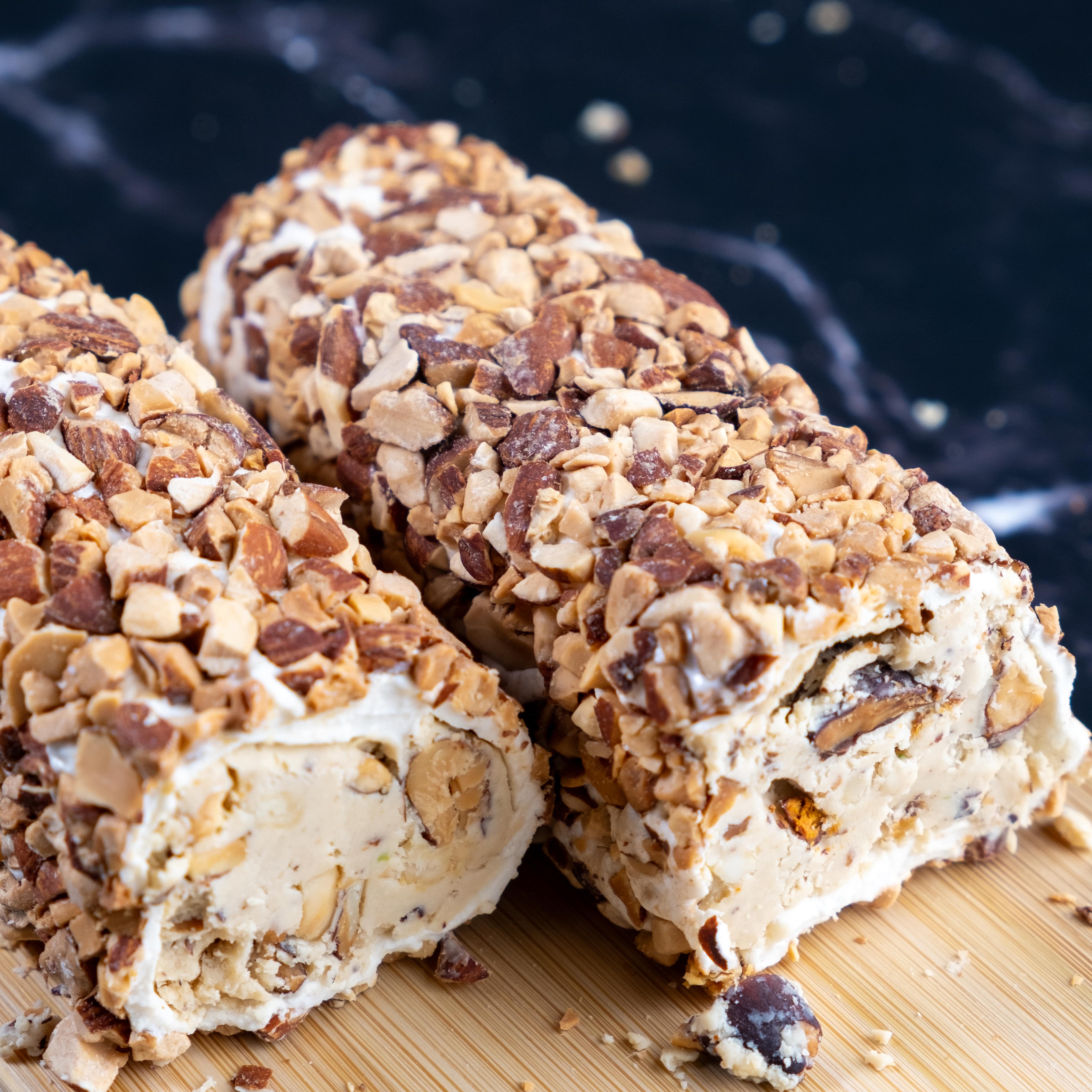 BADEM PARÇACIKLI BEYAZ ÇİKOLATALI SARMA LOKUM