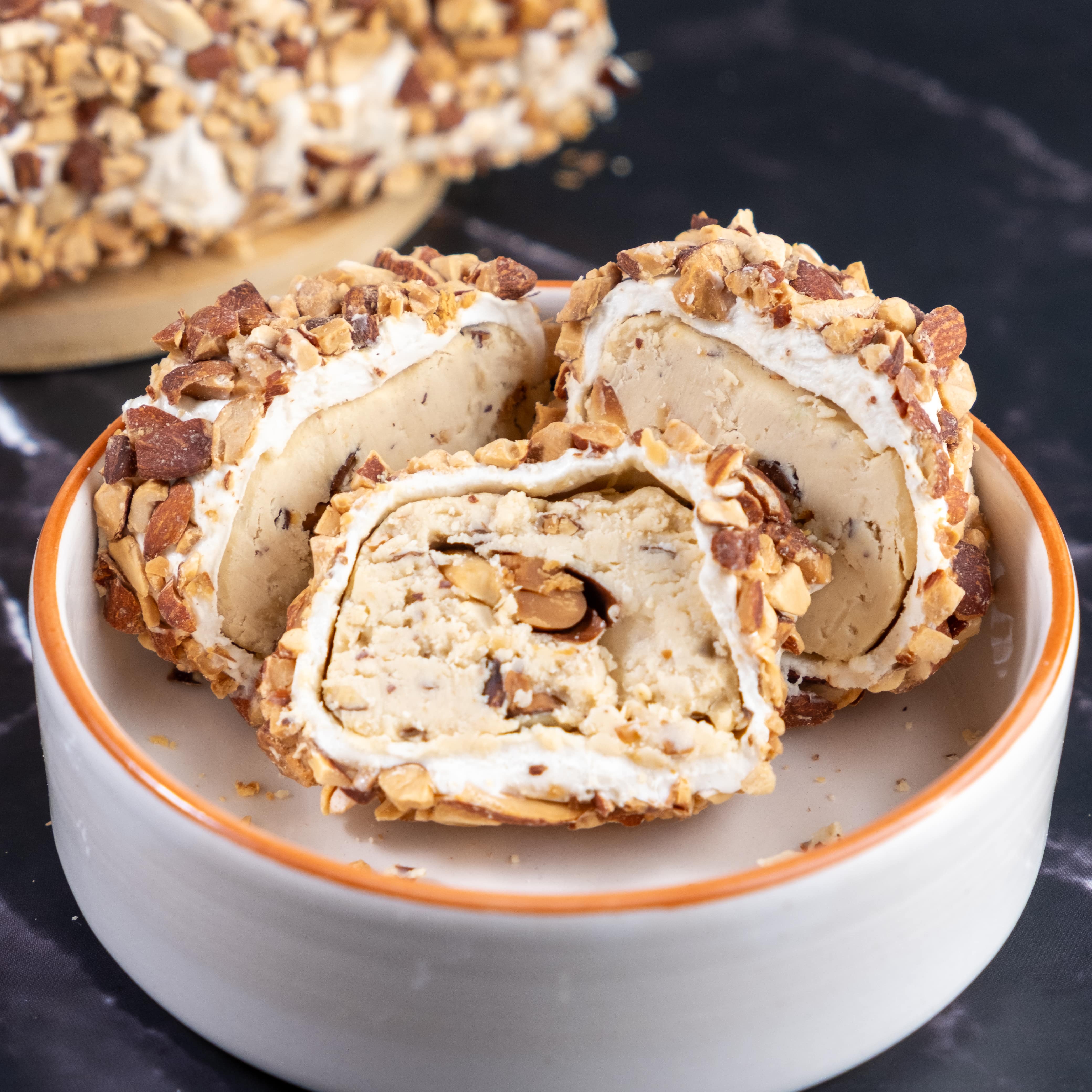 BADEM PARÇACIKLI BEYAZ ÇİKOLATALI SARMA LOKUM