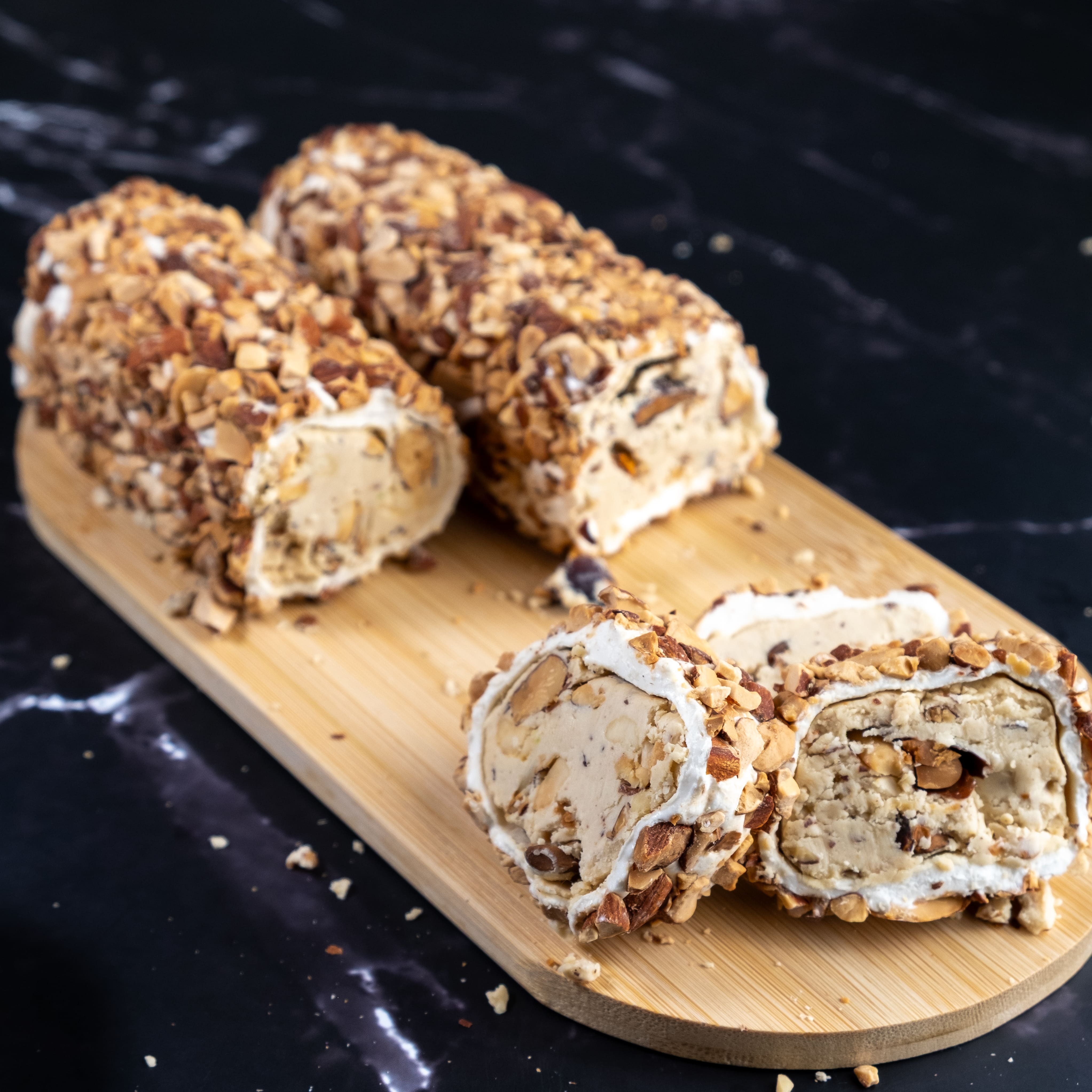 BADEM PARÇACIKLI BEYAZ ÇİKOLATALI SARMA LOKUM