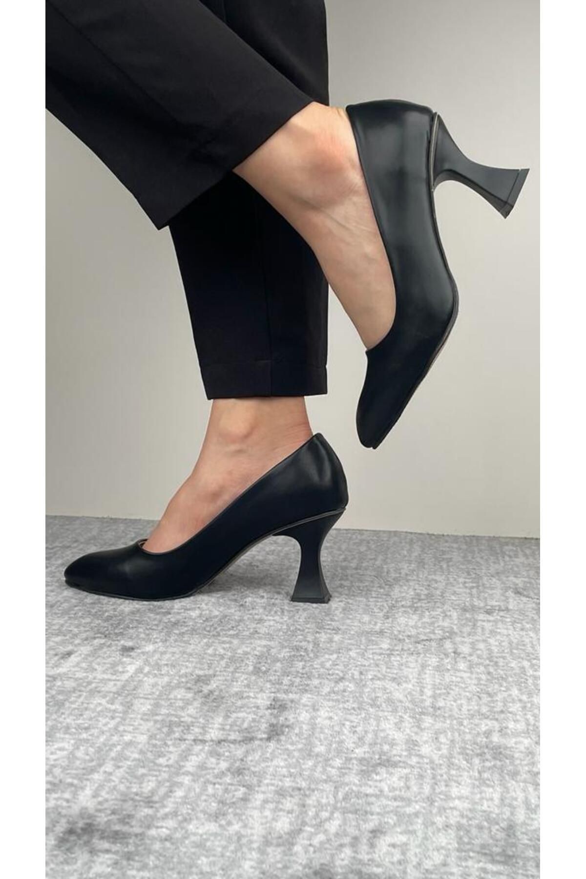 Şampanya Topuk Siyah Cilt Klasik Stiletto