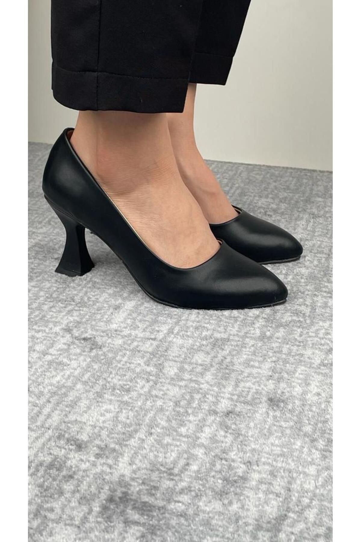 Şampanya Topuk Siyah Cilt Klasik Stiletto
