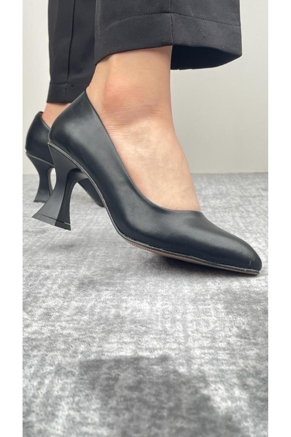 Şampanya Topuk Siyah Cilt Klasik Stiletto