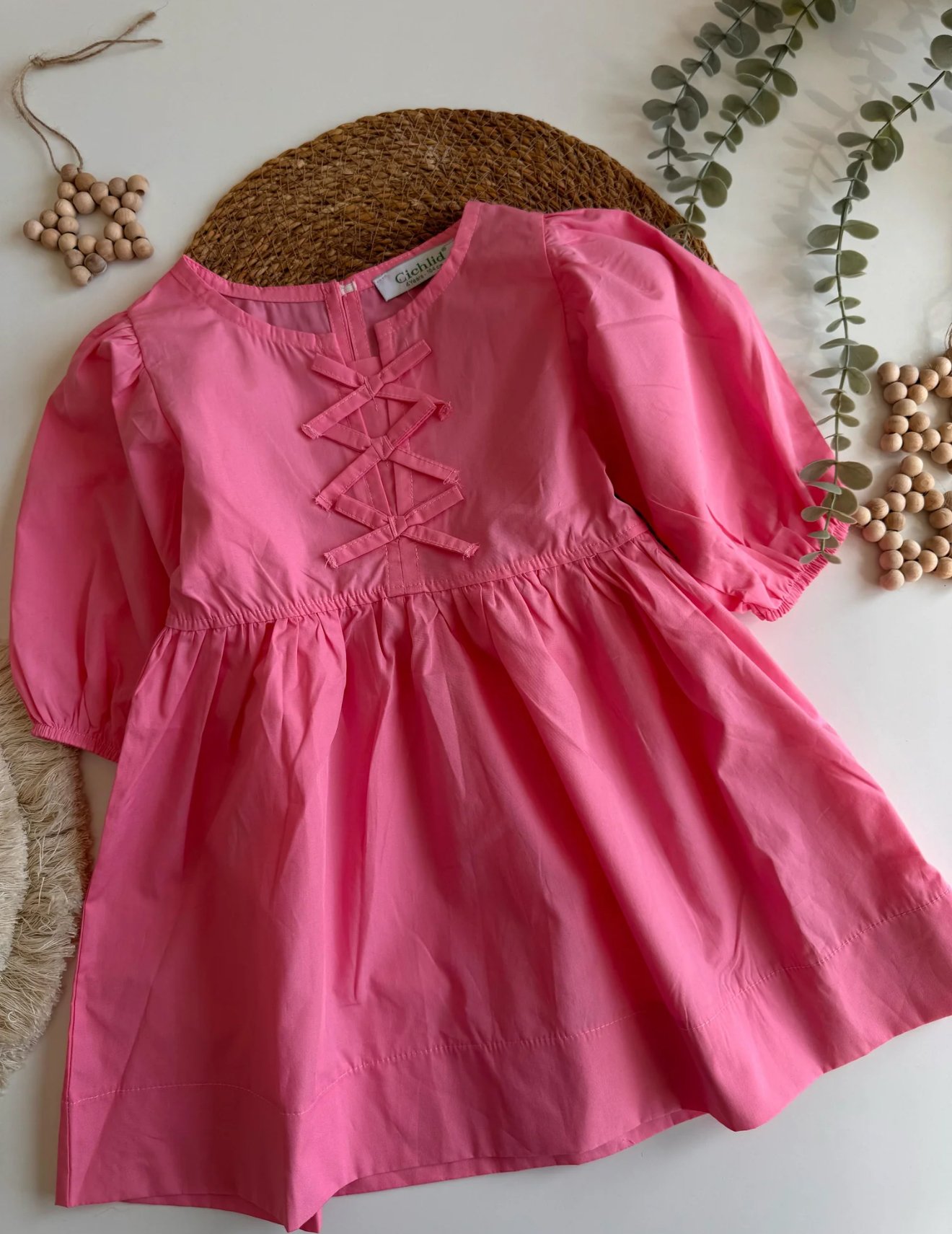 Pembe fiyonklu Elbise