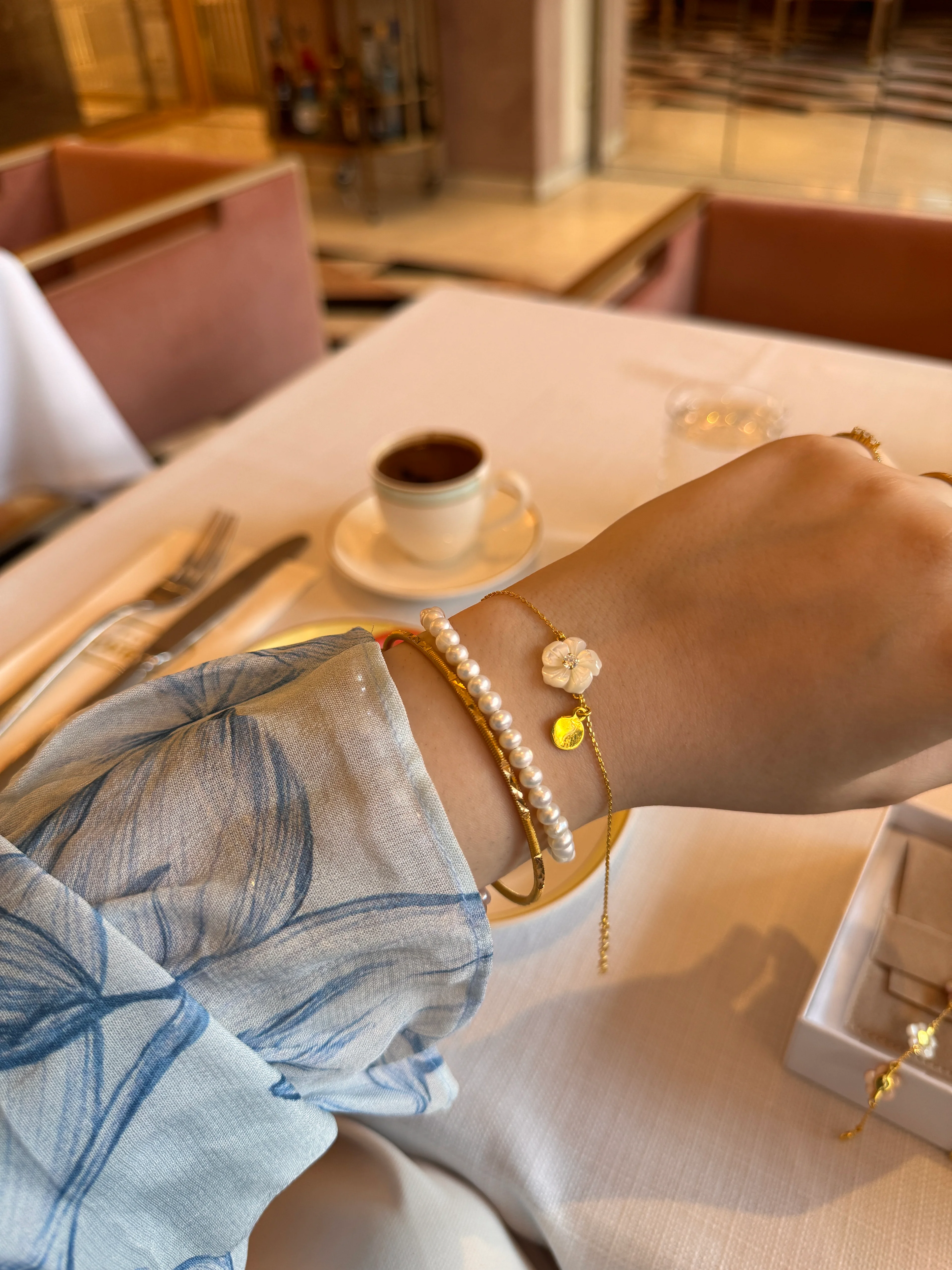 Morina Set ( Sedef Çiçek Pul Bileklik & İnci bileklik + HEDİYE 2 bilezik) 