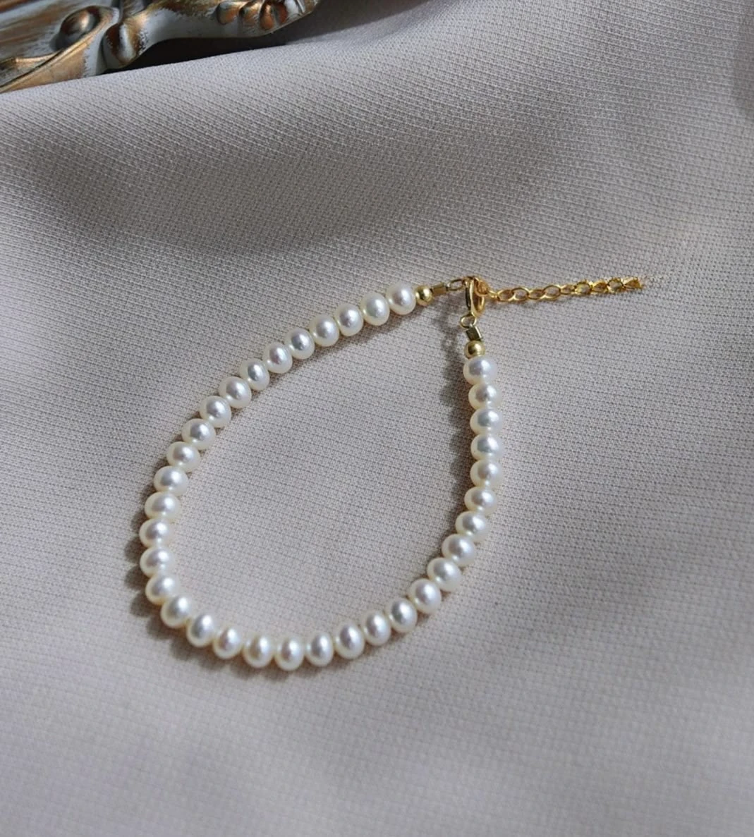 Morina Set ( Sedef Çiçek Pul Bileklik & İnci bileklik + HEDİYE 2 bilezik) 