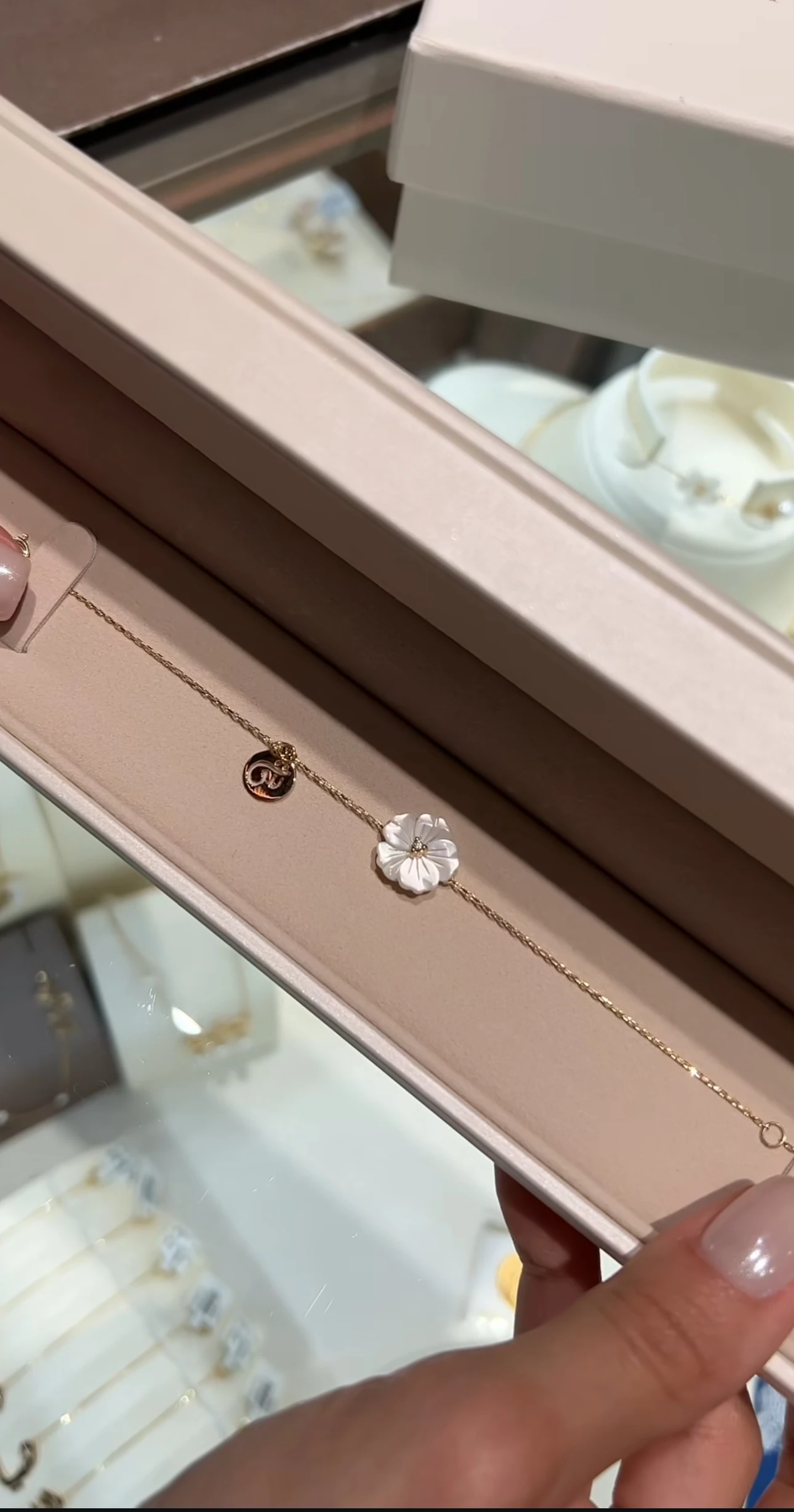 Morina Set ( Sedef Çiçek Pul Bileklik & İnci bileklik + HEDİYE 2 bilezik) 