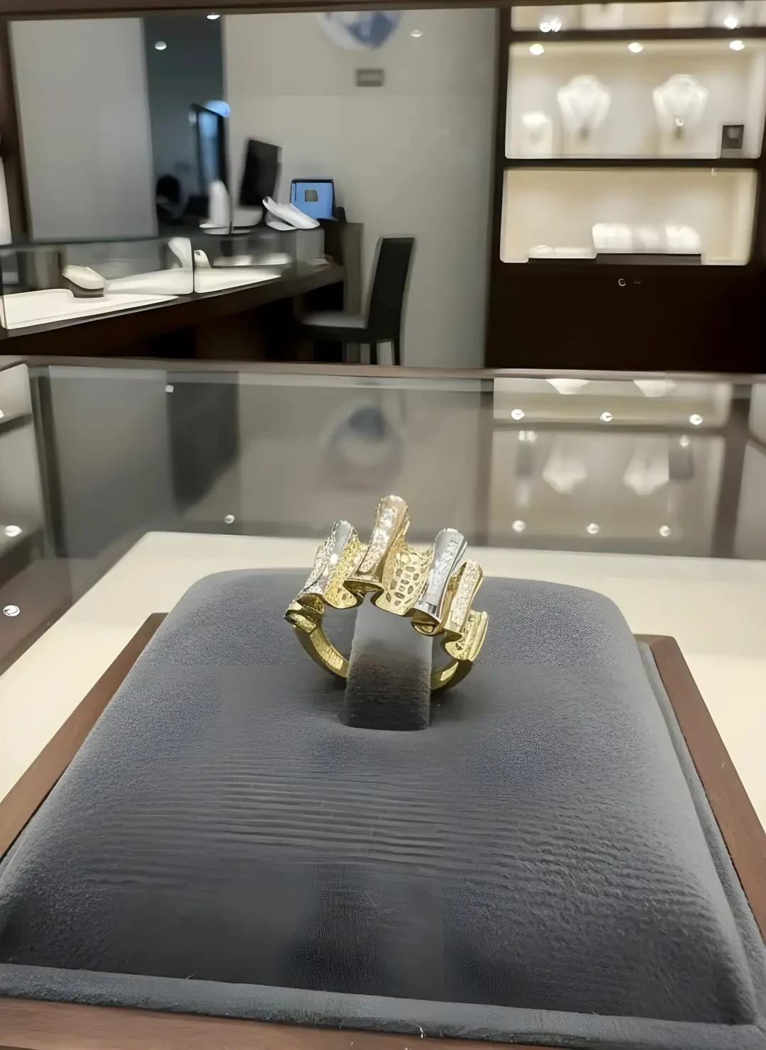 14 Ayar Altın Üç Renkli Taşlı Geniş Bant Yüzük – 5.12 Gram