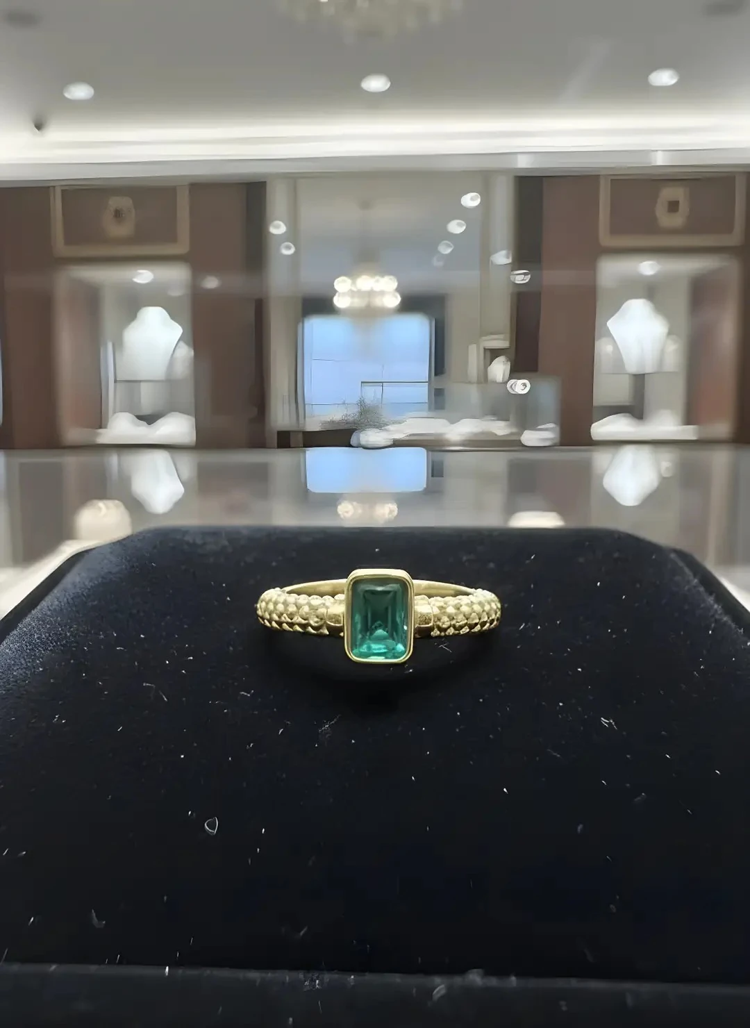 14 Ayar Altın Yeşil Baget Taşlı Yüzük – 2.38 Gram