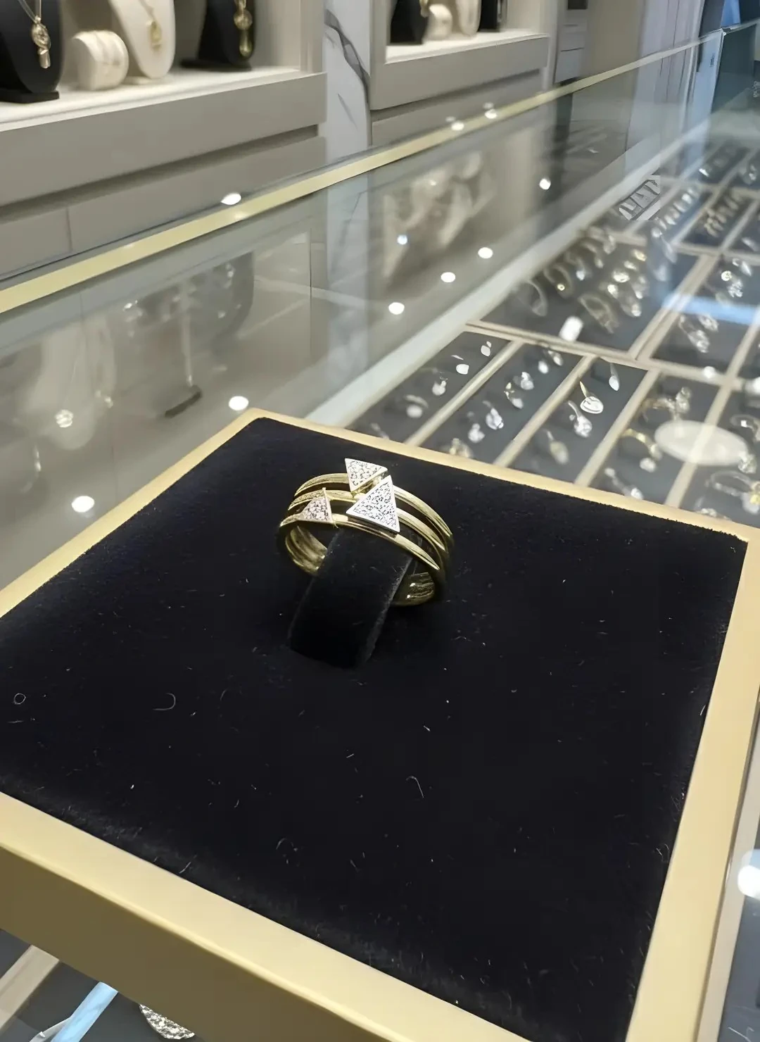 14 Ayar Altın Üçgen Detaylı 3 Renkli Modern Yüzük – 4.11 Gr